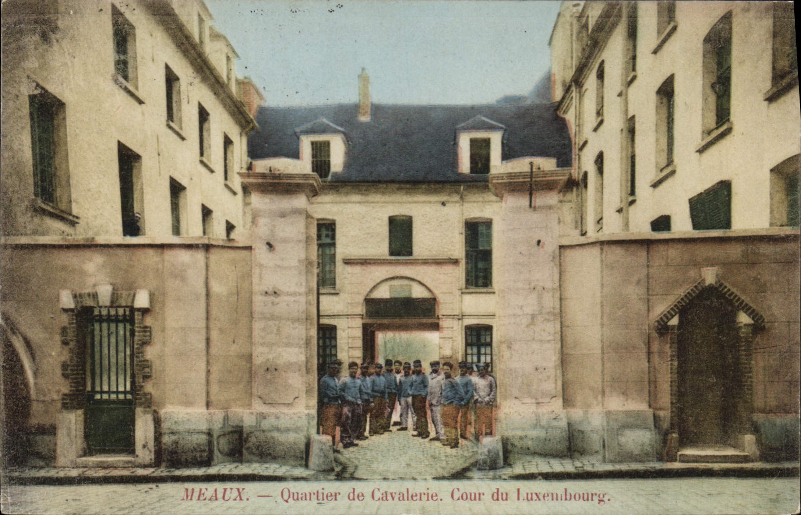 CPA Meaux Quartier de Cavalerie cour du Luxembourg