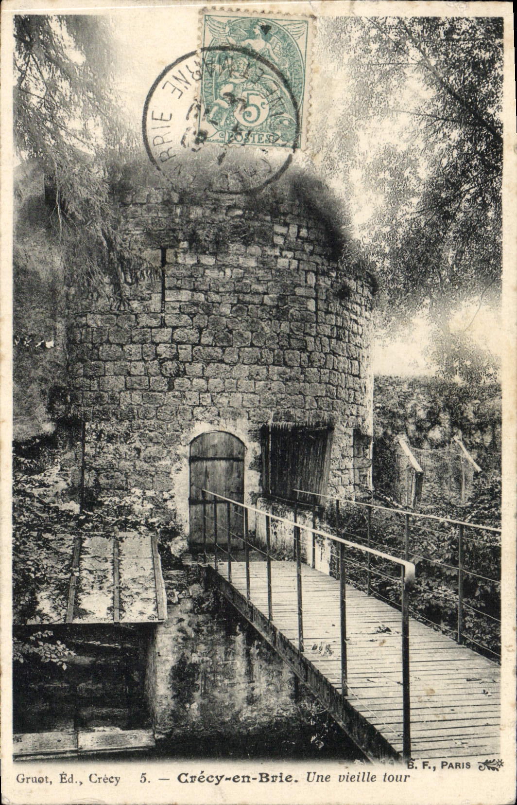CPA Crecy en Brie Une vieille tour pont