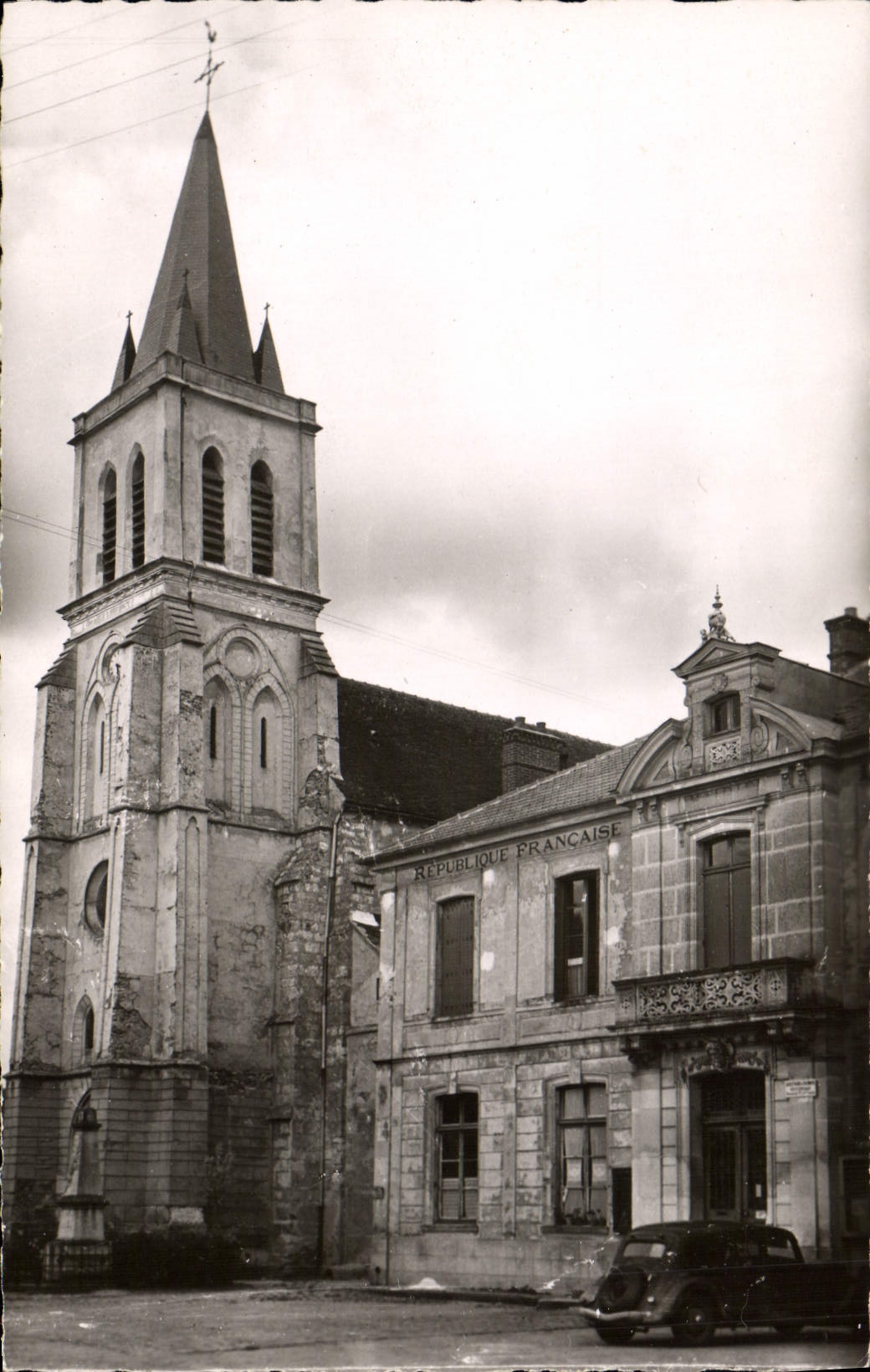 CPA Guerard S et M L'Eglise et la Mairie 