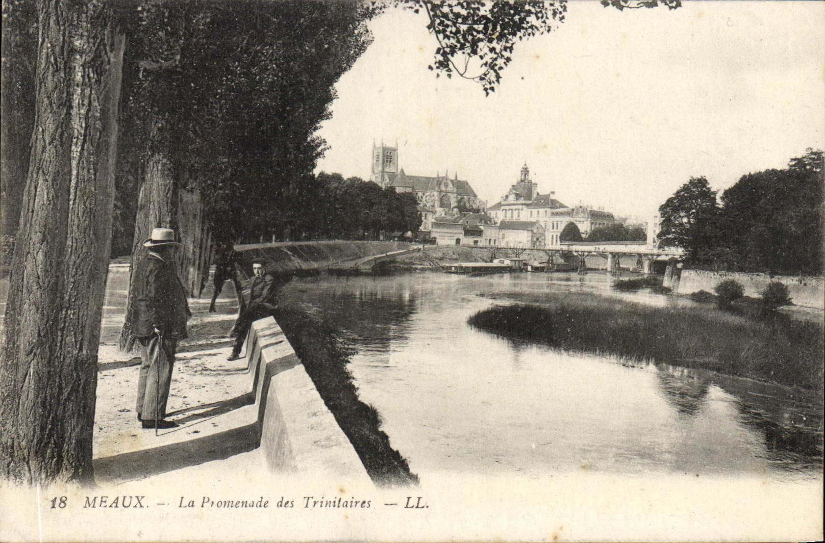 CPA Meaux La promenade des Trinitaires pont