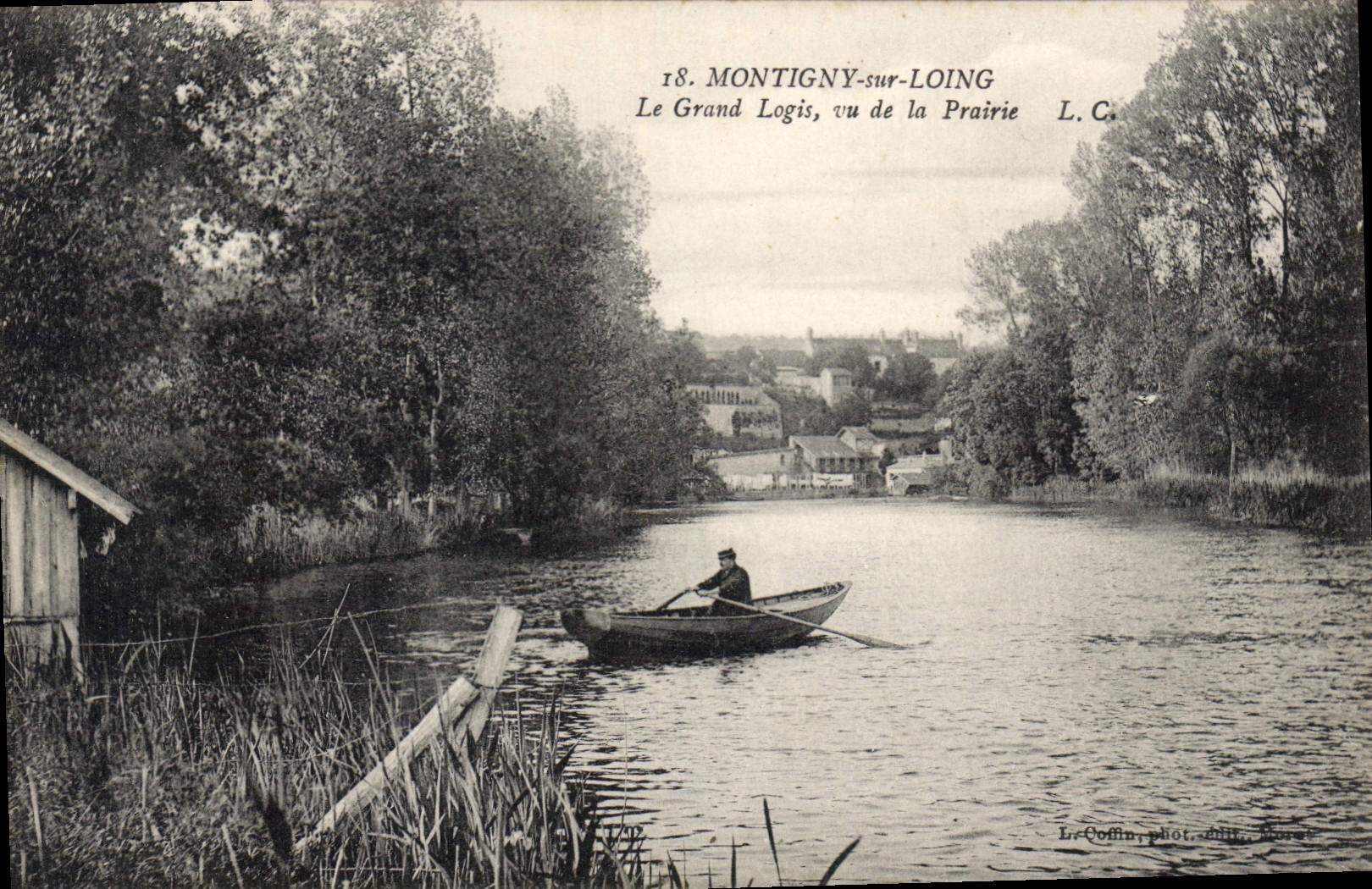 CPA Montigny sur Loing Le Grand Logis vu de la Prairie barque rivière
