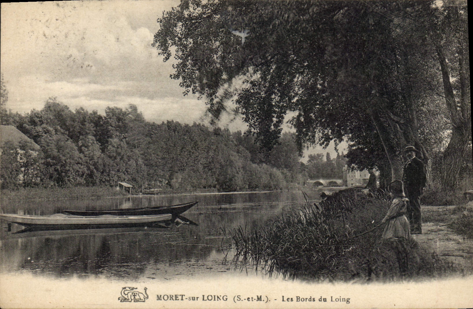 CPA Moret sur Loing S et M Les bords du loing barque promeneurs