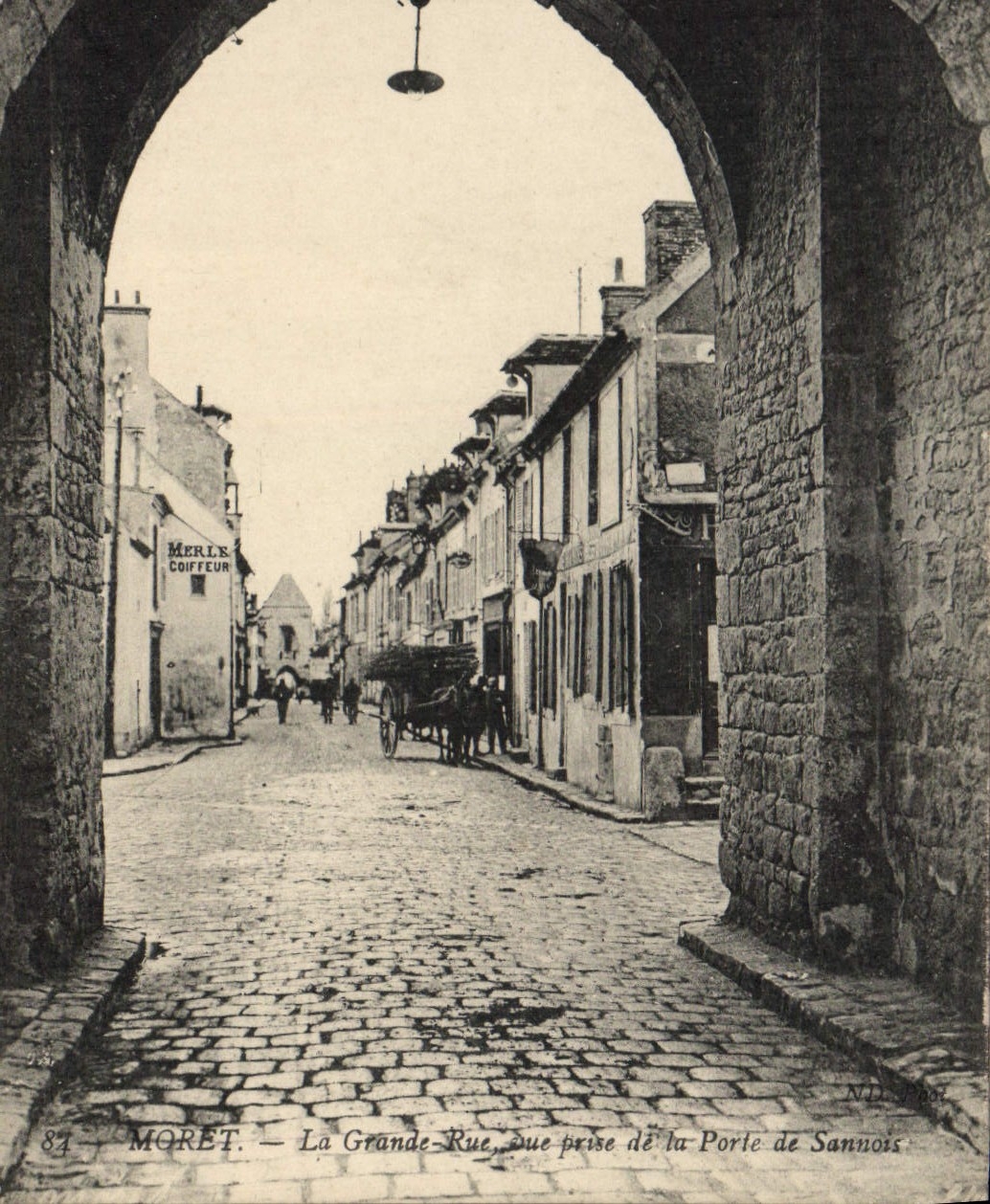 CPA Moret La Grande rue vue prise de la porte de Sannois