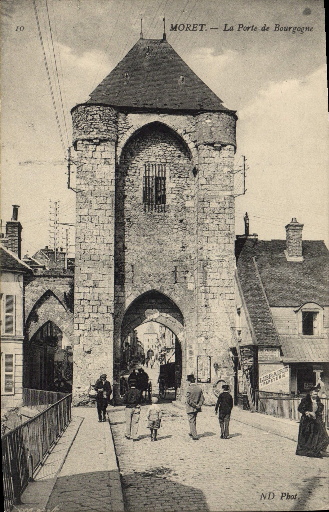 CPA Moret La Porte de Bourgogne promeneurs