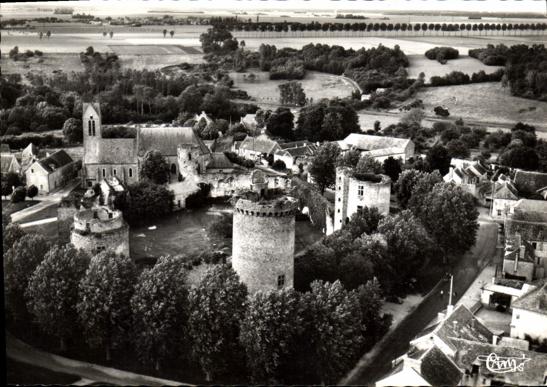 CPSM Blandy les Tours (S et M) Vue generale aerienne du Chateau feodal (XIIIe et XVIe s)