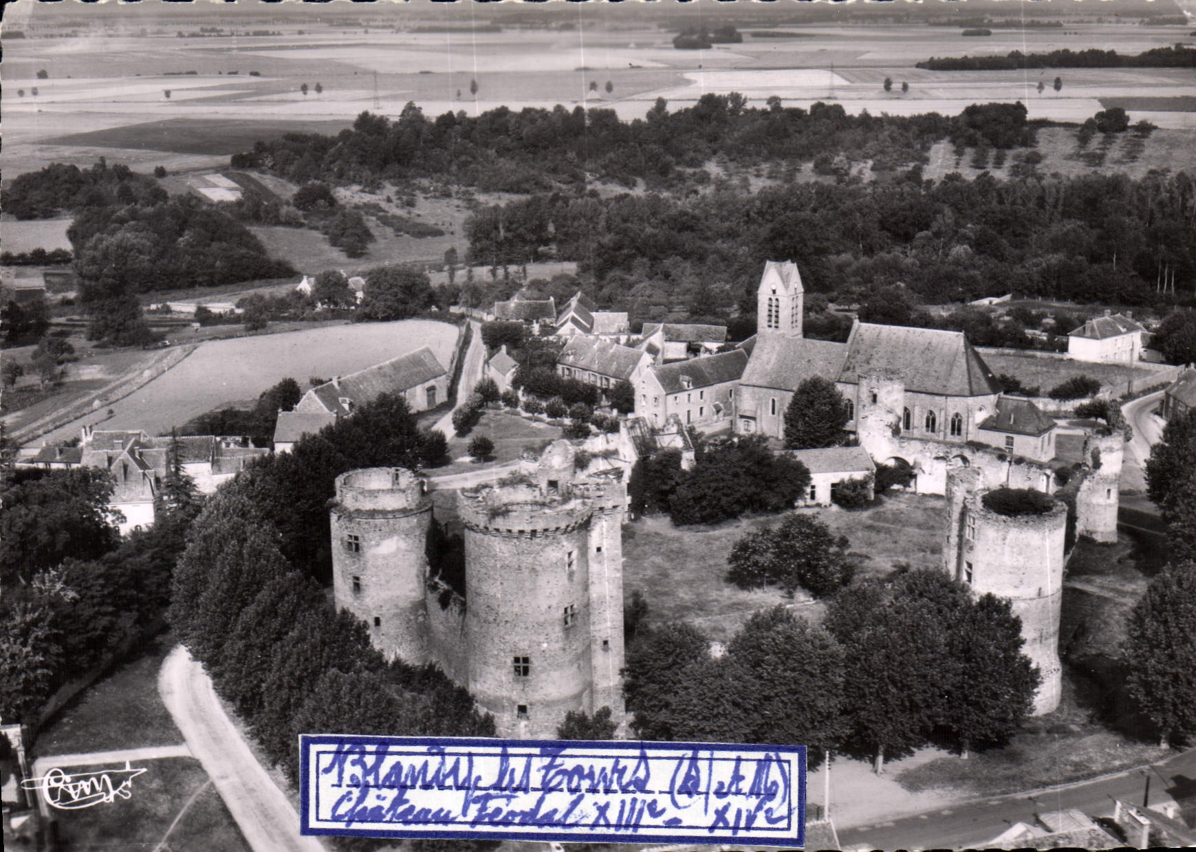 CPSM Blandy les Tours (S et M) Vue aerienne Chateau Feodal du XIIIe et XIVe s