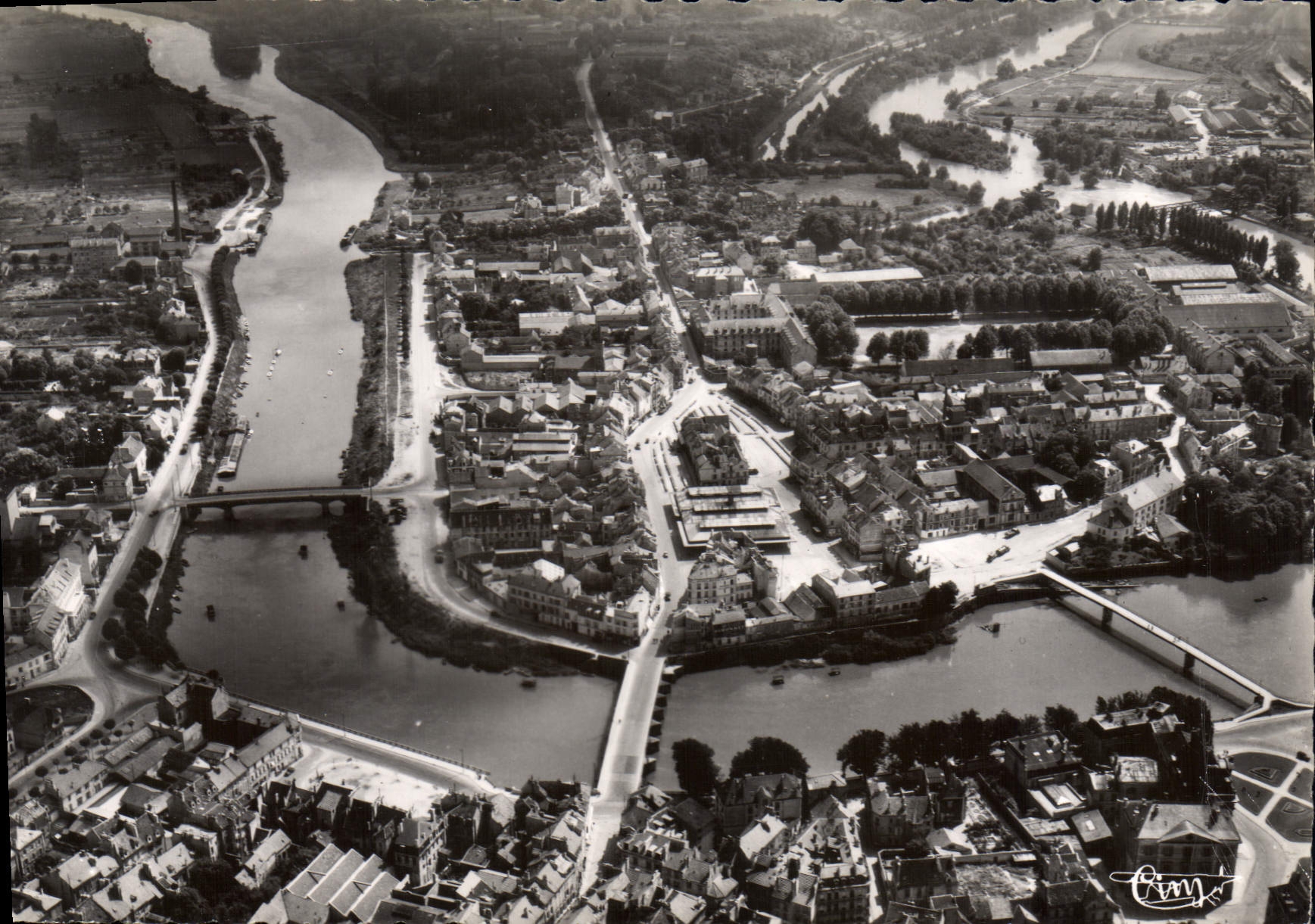 CPSM MEAUX (Seine et Marne) Vue aeriennr sur la Place du Marche les Ponts sur la Marne