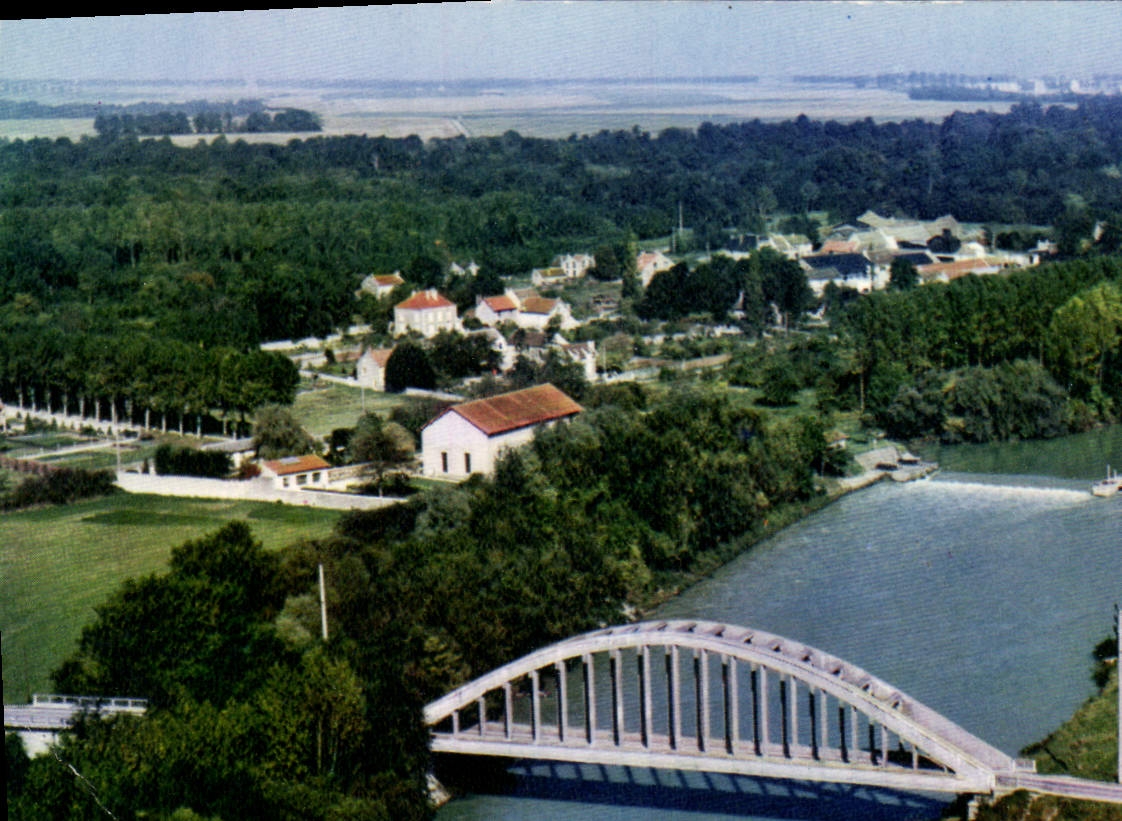 CPSM Isles les Meldeuses (Seine et Marne) Vue aerienne Le pont et l'ecluse