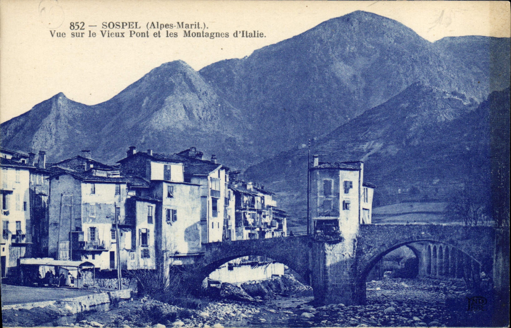 CPA Sospel (Alpes Marit) Vue sur le Vieux Pont et le Montagnes d'Italie