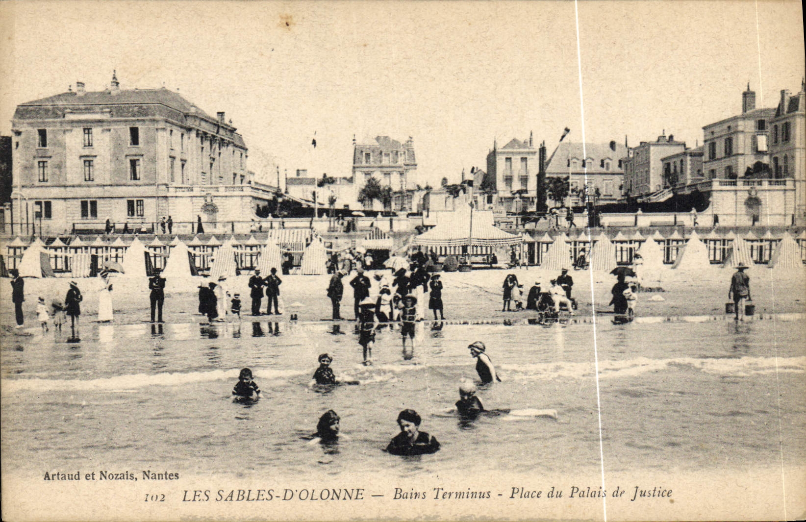 CPA Les Sables d'Olonne Bains Terminus Place du Palais de Justice