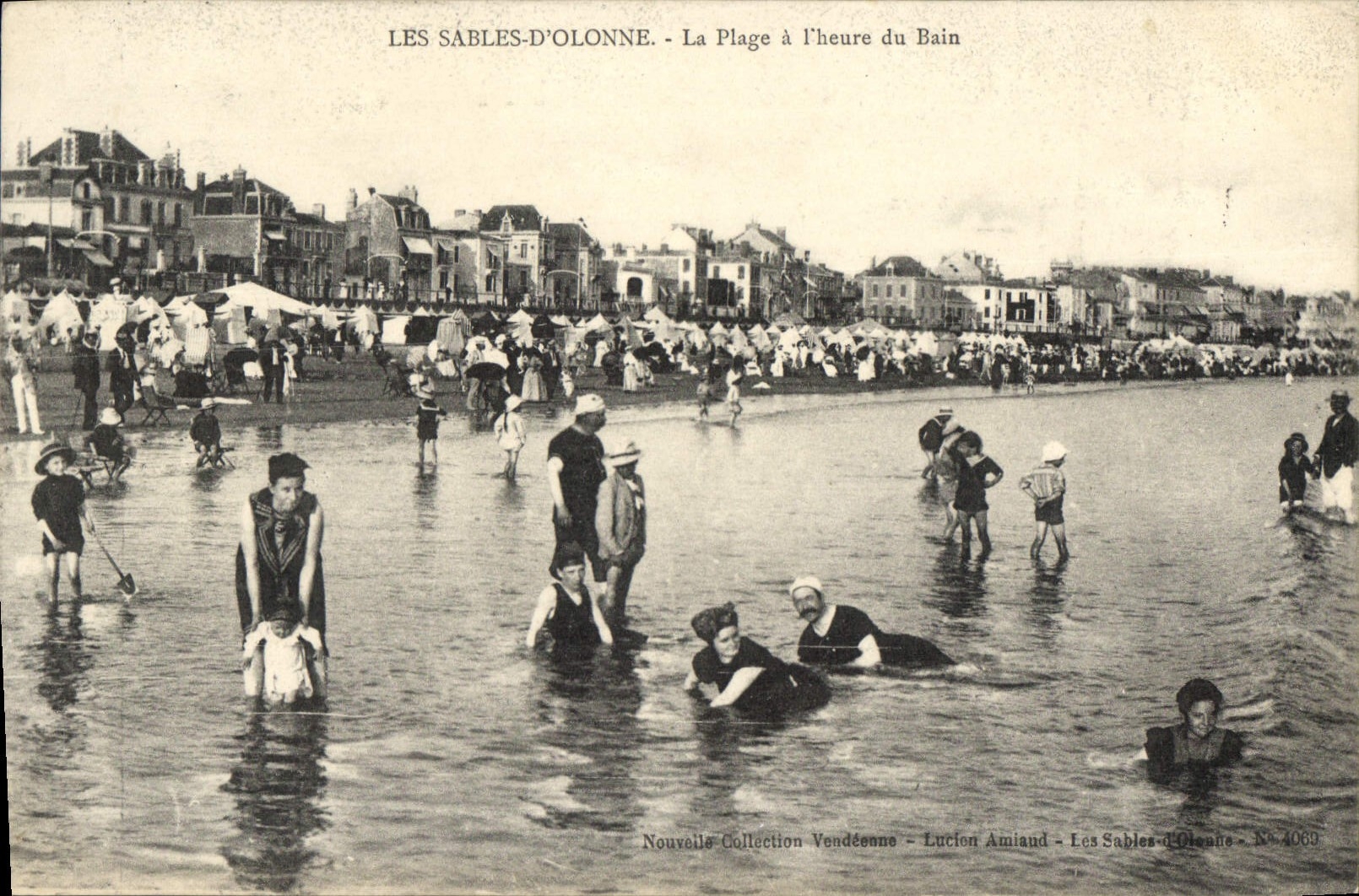 CPA Les Sables d'Olonne Le Plage a l'heure du Bain