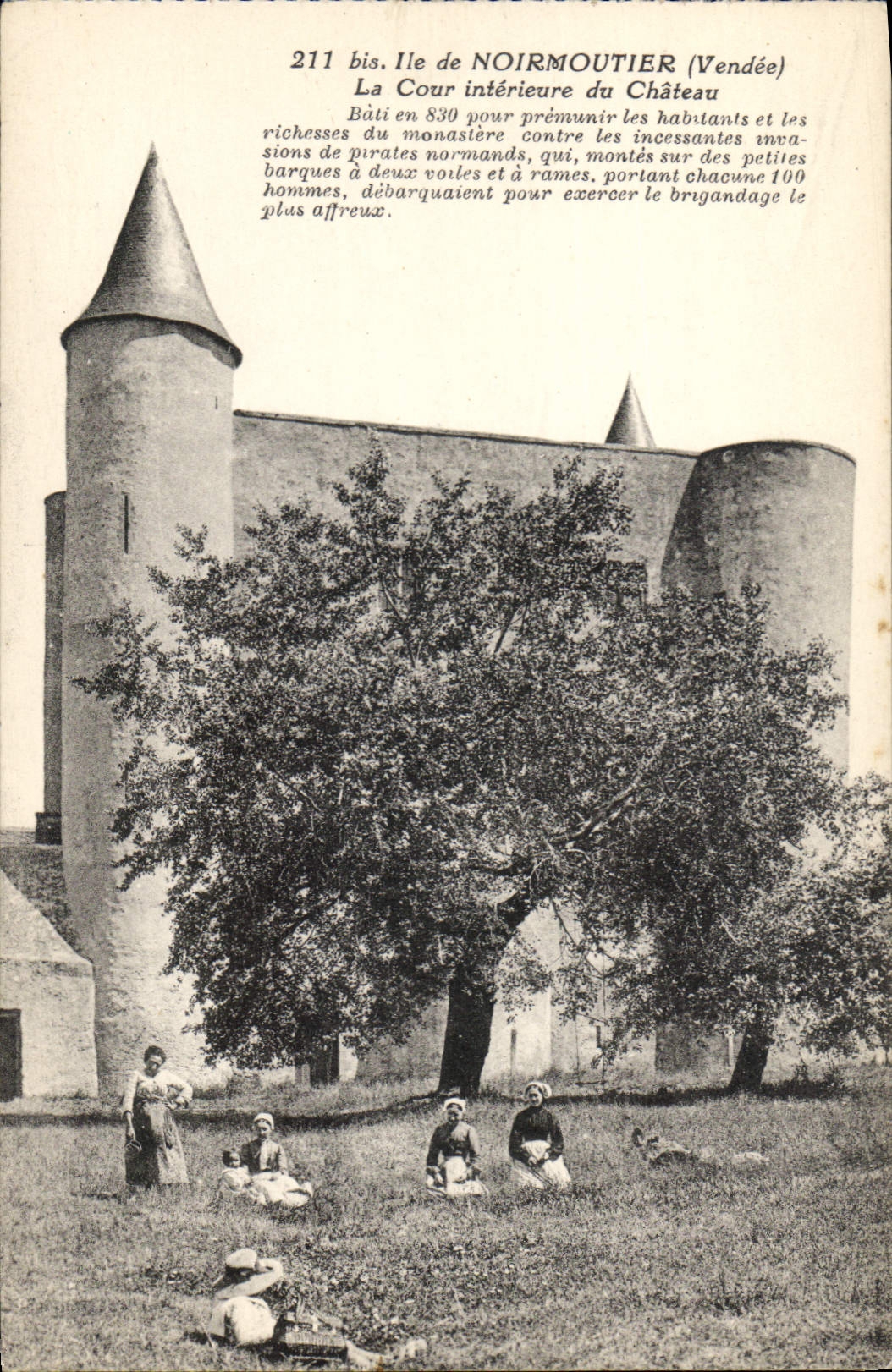CPA Ile de Noirmoutier (Vendee) La Cour interieure du Chateau