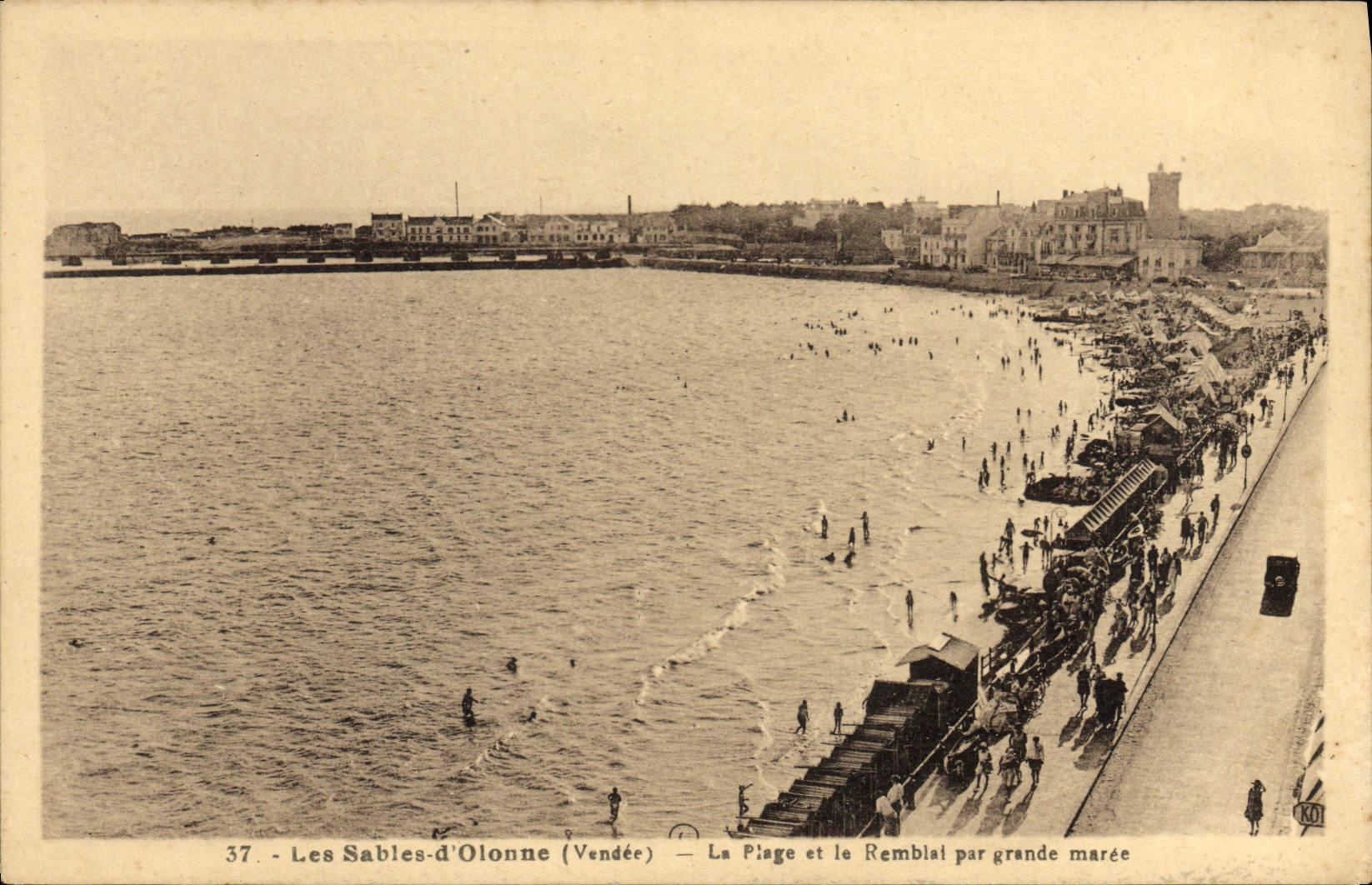 CPA Les Sables d'Olonne (Vendee) La Plage et la Remblai par grande maree