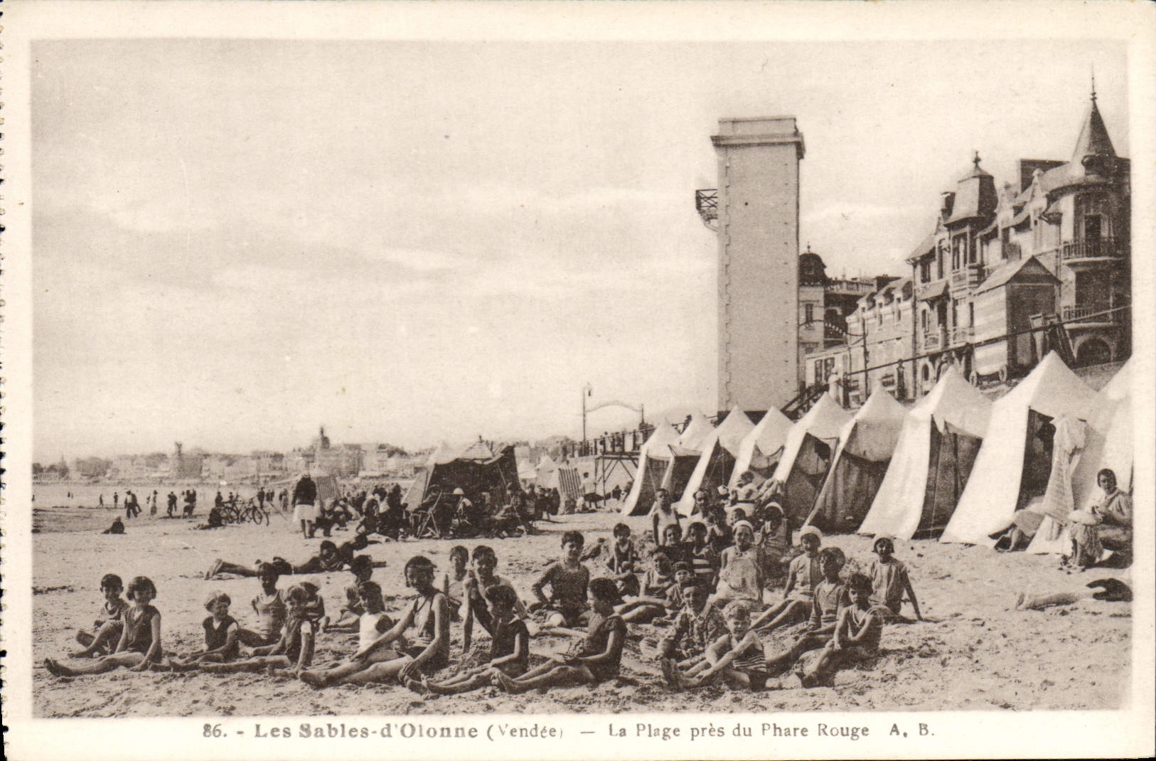 CPA Les Sables d'Olonne (Vendee) La Plage pres du Phare Rouge