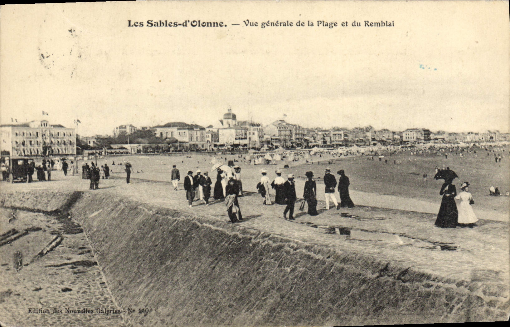 CPA Les Sables d'Olonne Vue generale de la Plage et du Remblai