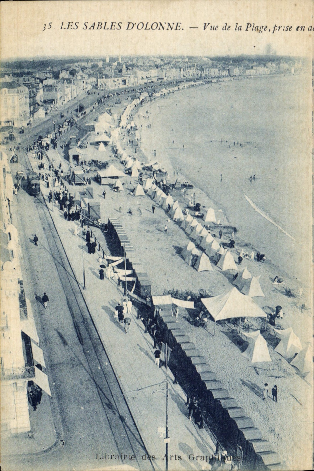 CPA Les Sables d'Olonne Vue de la Plage