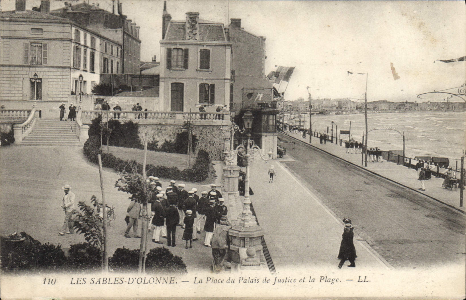 CPA Les Sables d'Olonne La Place du Palais de Justice et la Plage