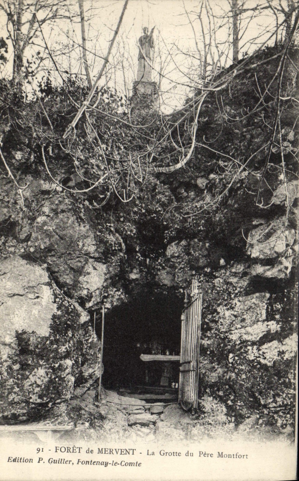 CPA Foret de Mervent La Grotte du Pere Montfort