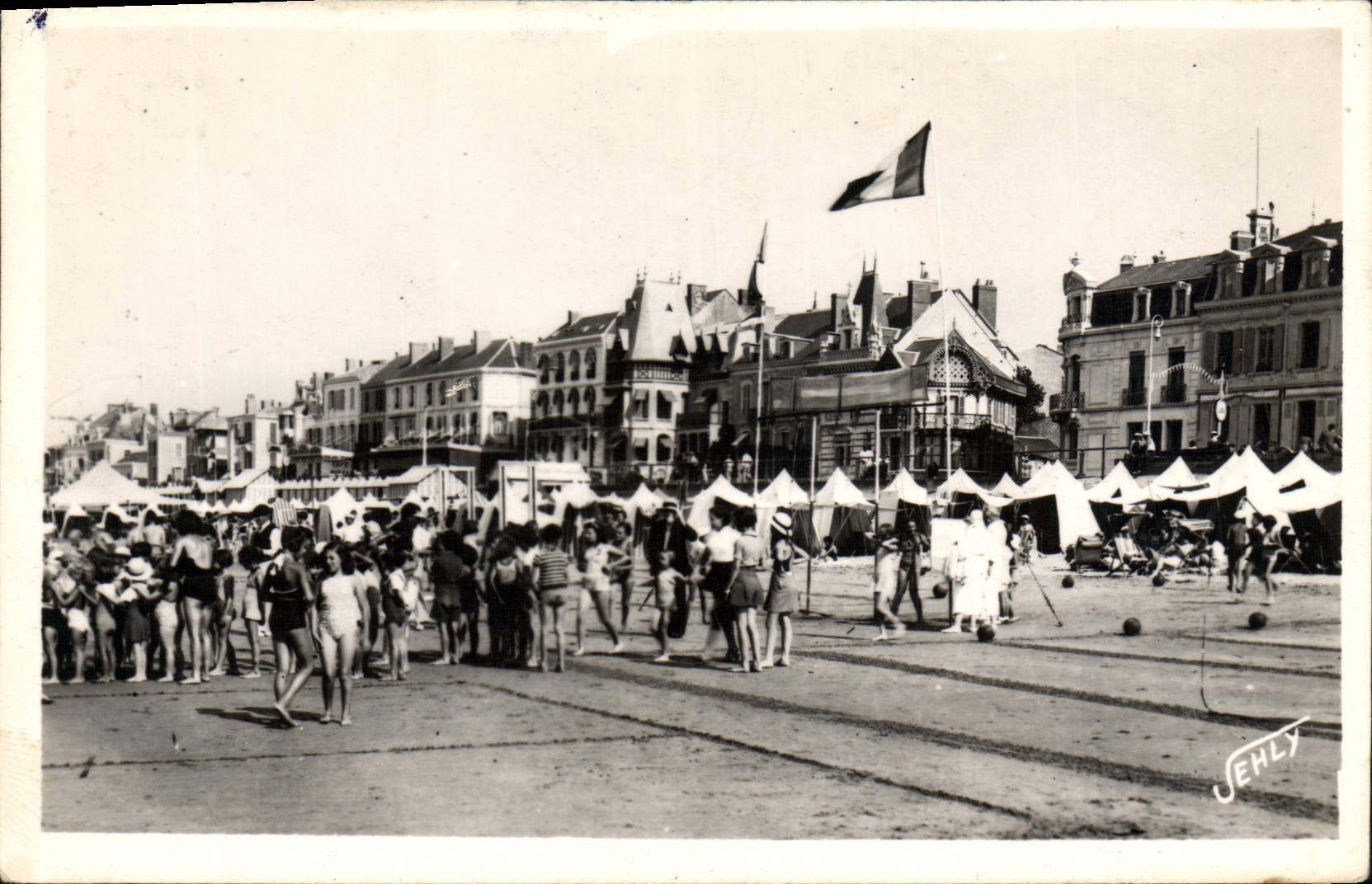 CPA Les Sables d'Olonne (Vendee) (jeux sur la plage)