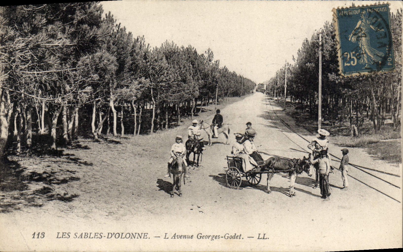 CPA Les Sables d'Olonne L'Avenue Georges Godet