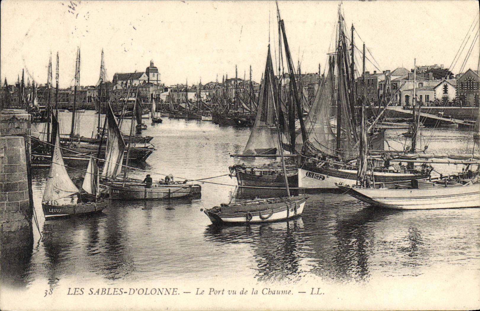 CPA Les Sables d'Olonne Le Port vu de la Chaume