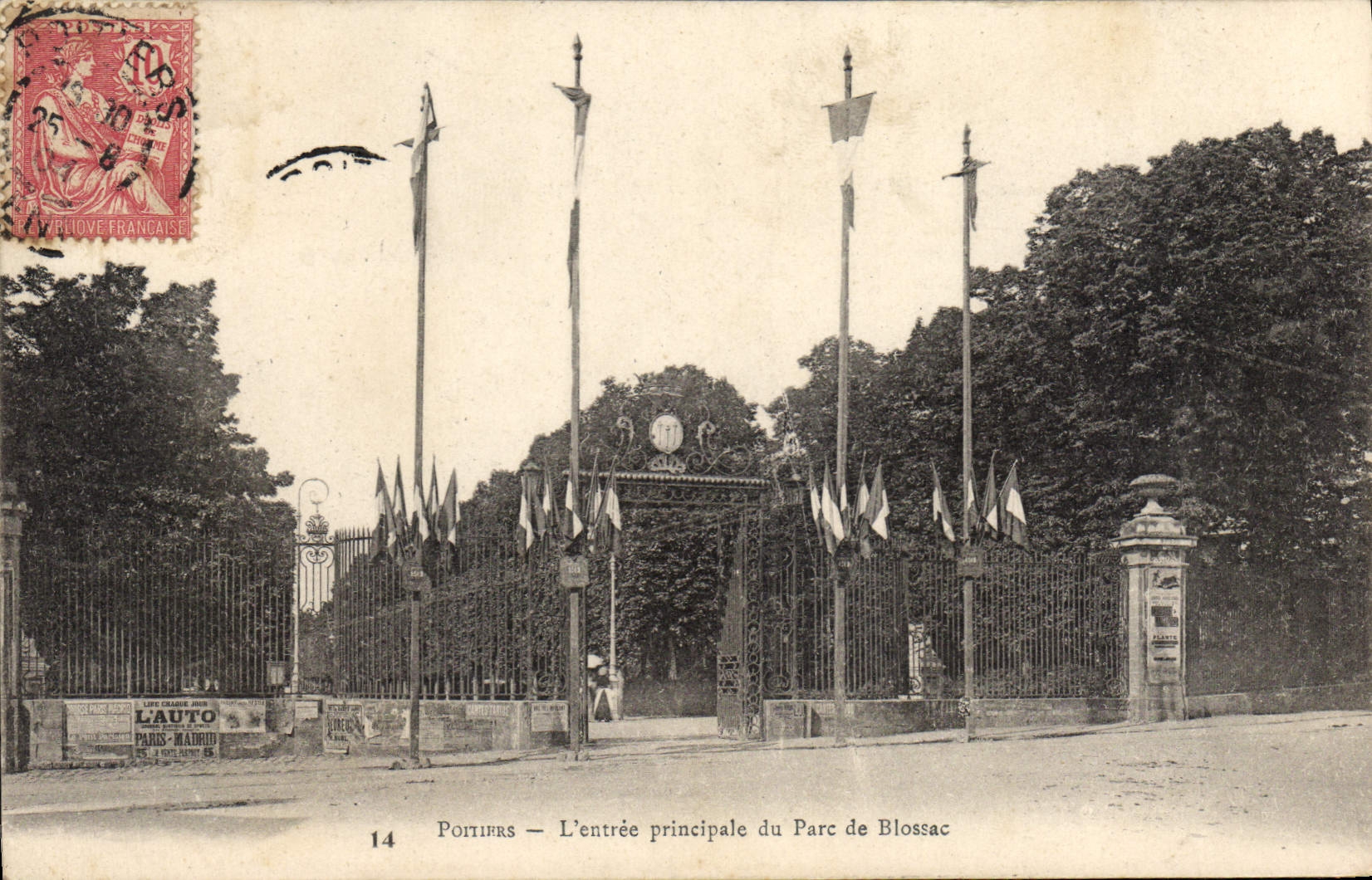 CPA Poitiers L'entree principale du Parc de Blossac