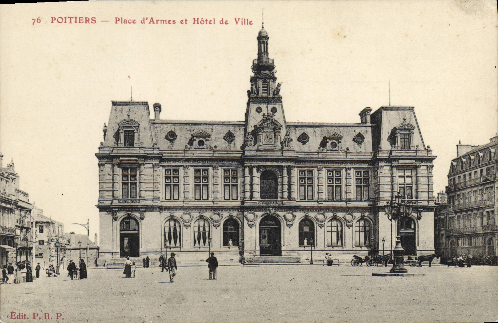 CPA Poitiers Place d'Armes et Hotel de Ville