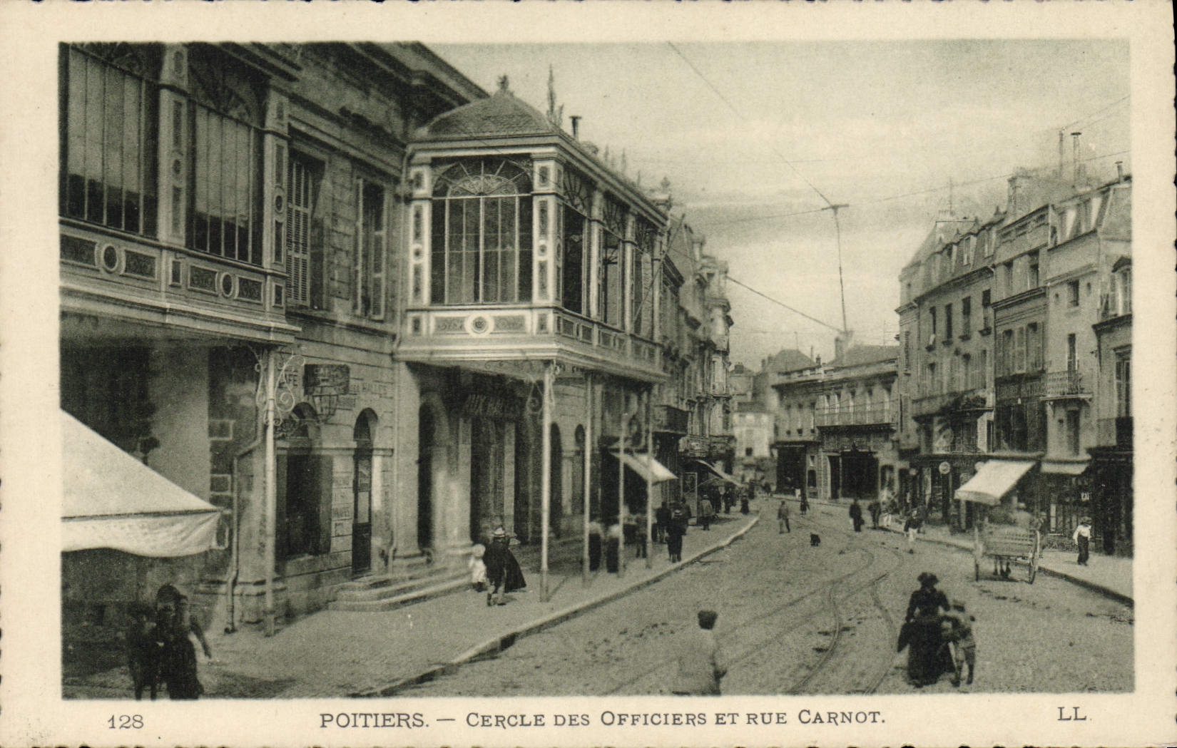 CPA Poitiers Cercles des Officiers et Rue Carnot
