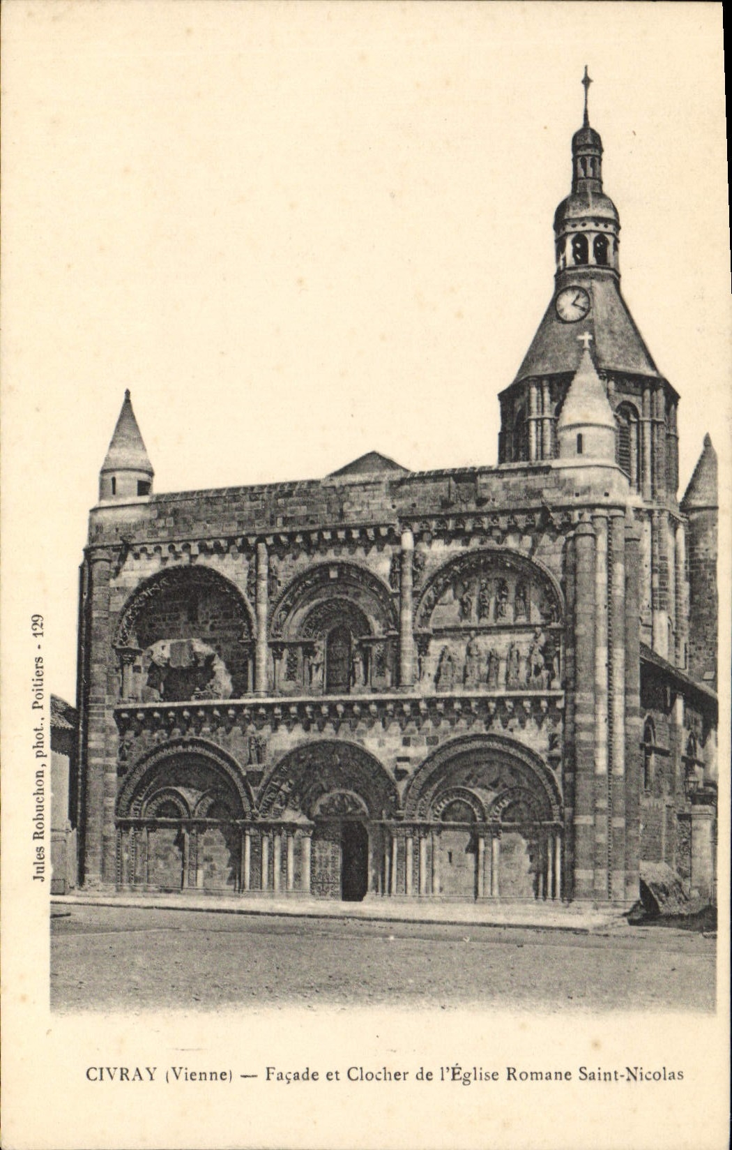 CPA Civray (Vienne) Facade et Clocher de l'Eglise Romane Saint Nicolas