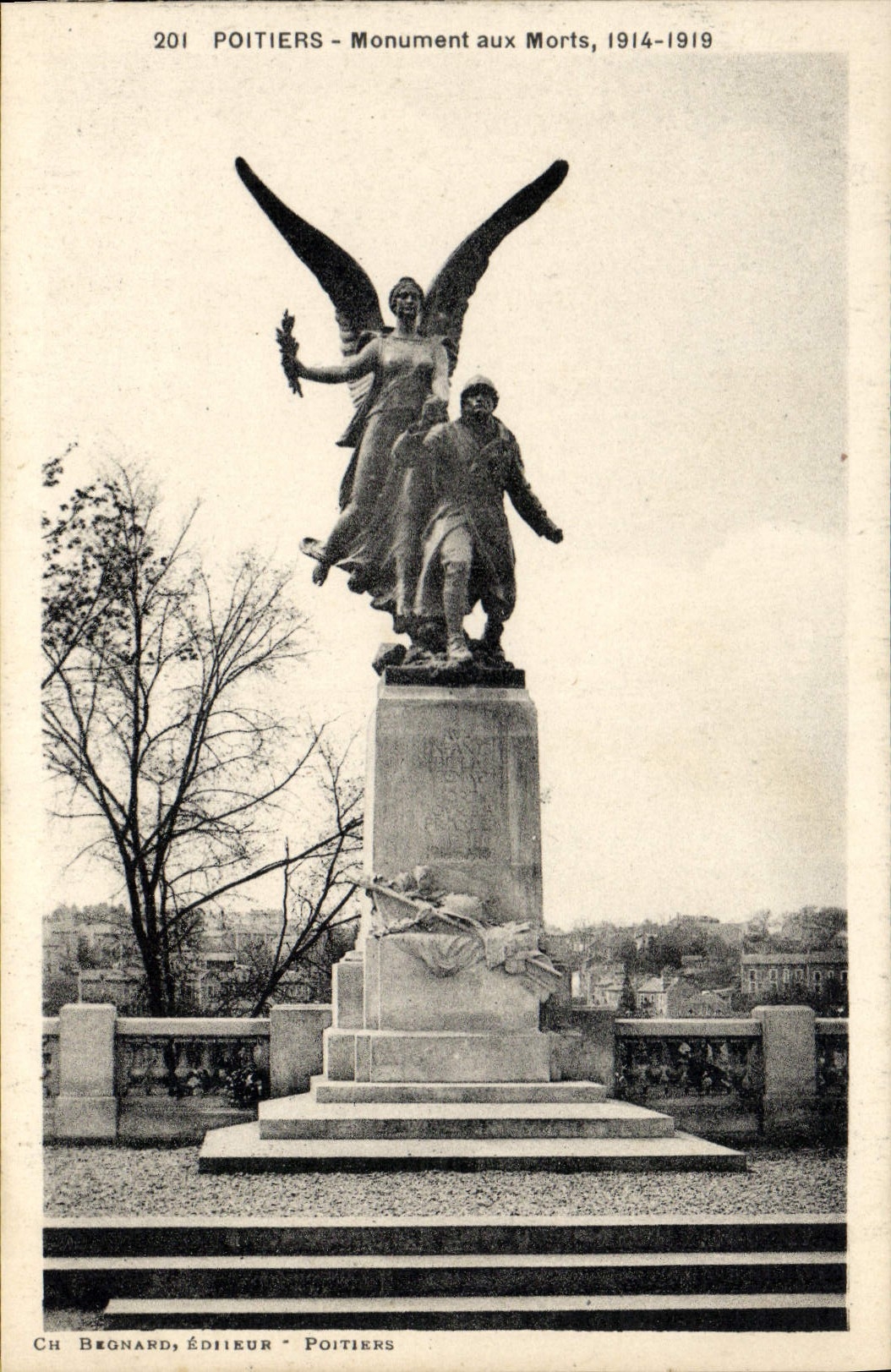 CPA Poitiers Monument aux Morts