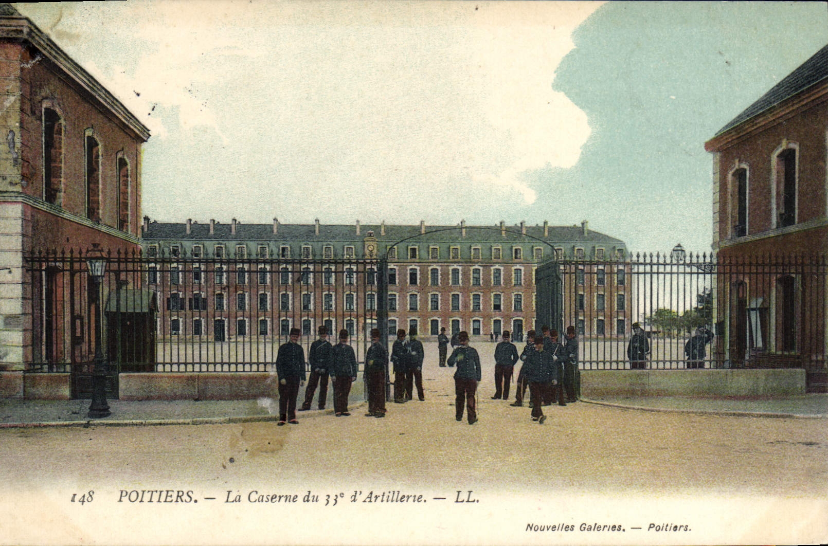 CPA Poitiers La Caserne du 33e D'Artillerse