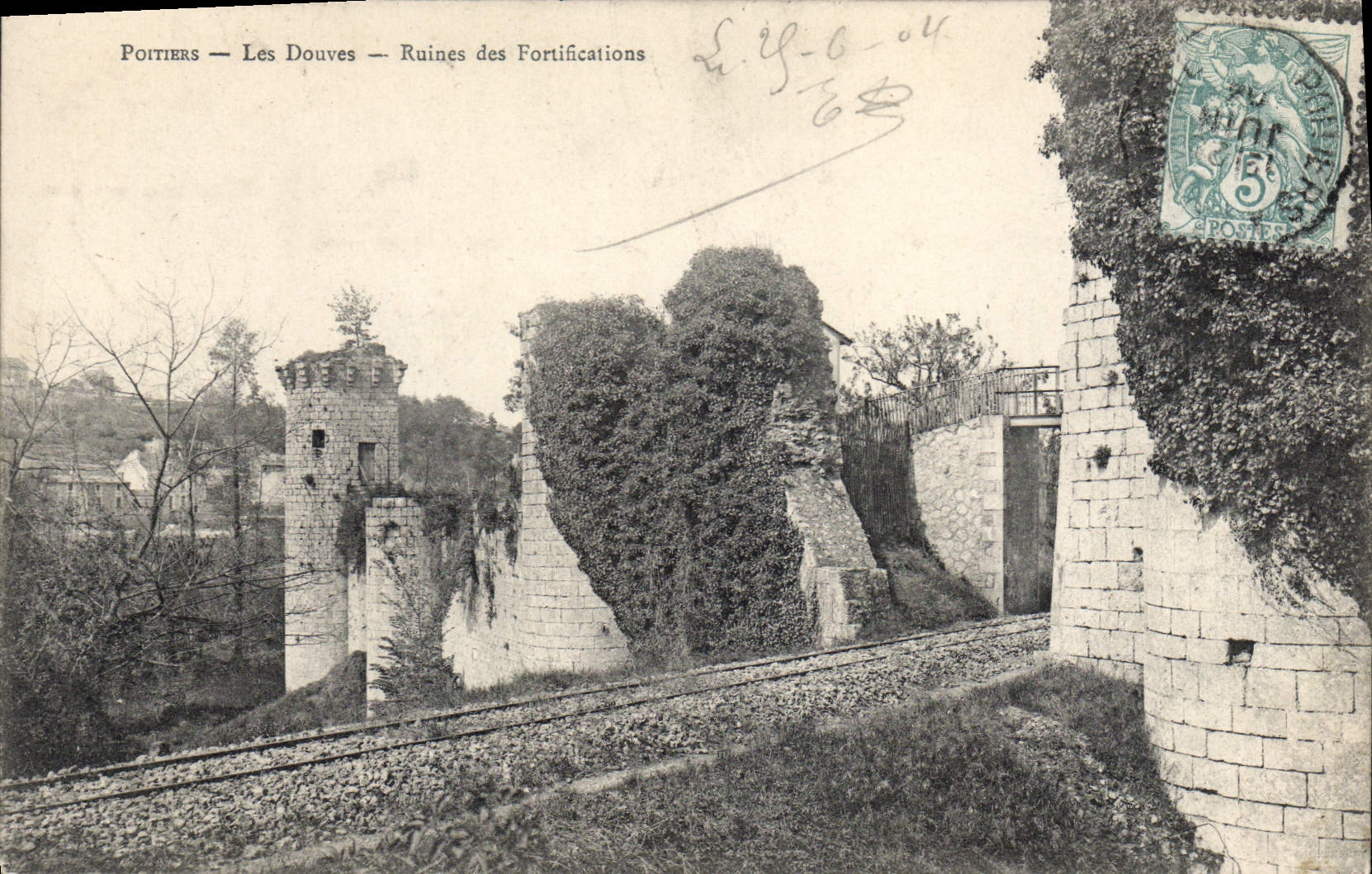 CPA Poitiers Les Douves Ruines des Fortifications