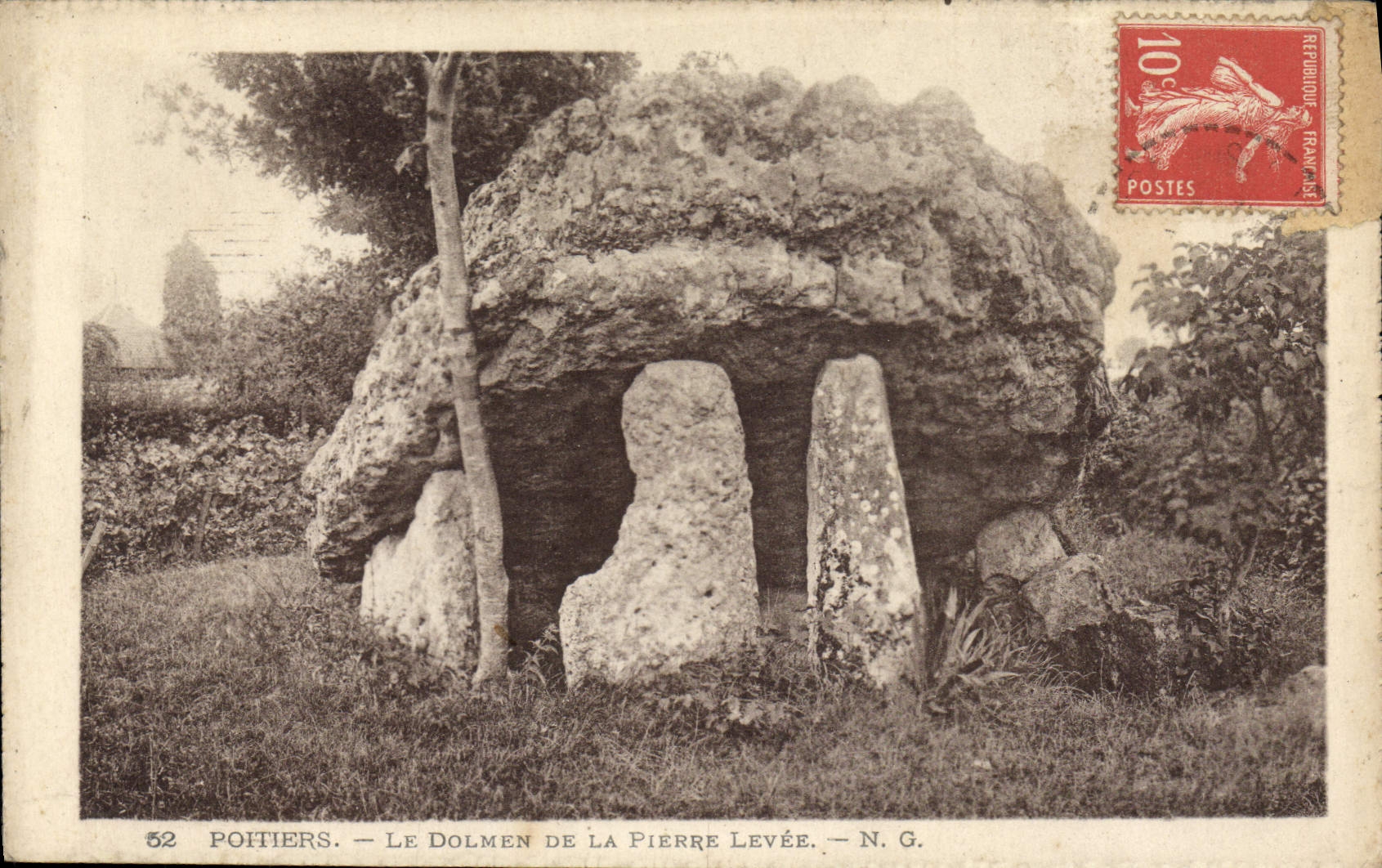 CPA Poitiers Le Dolmen de la Pierre Levee
