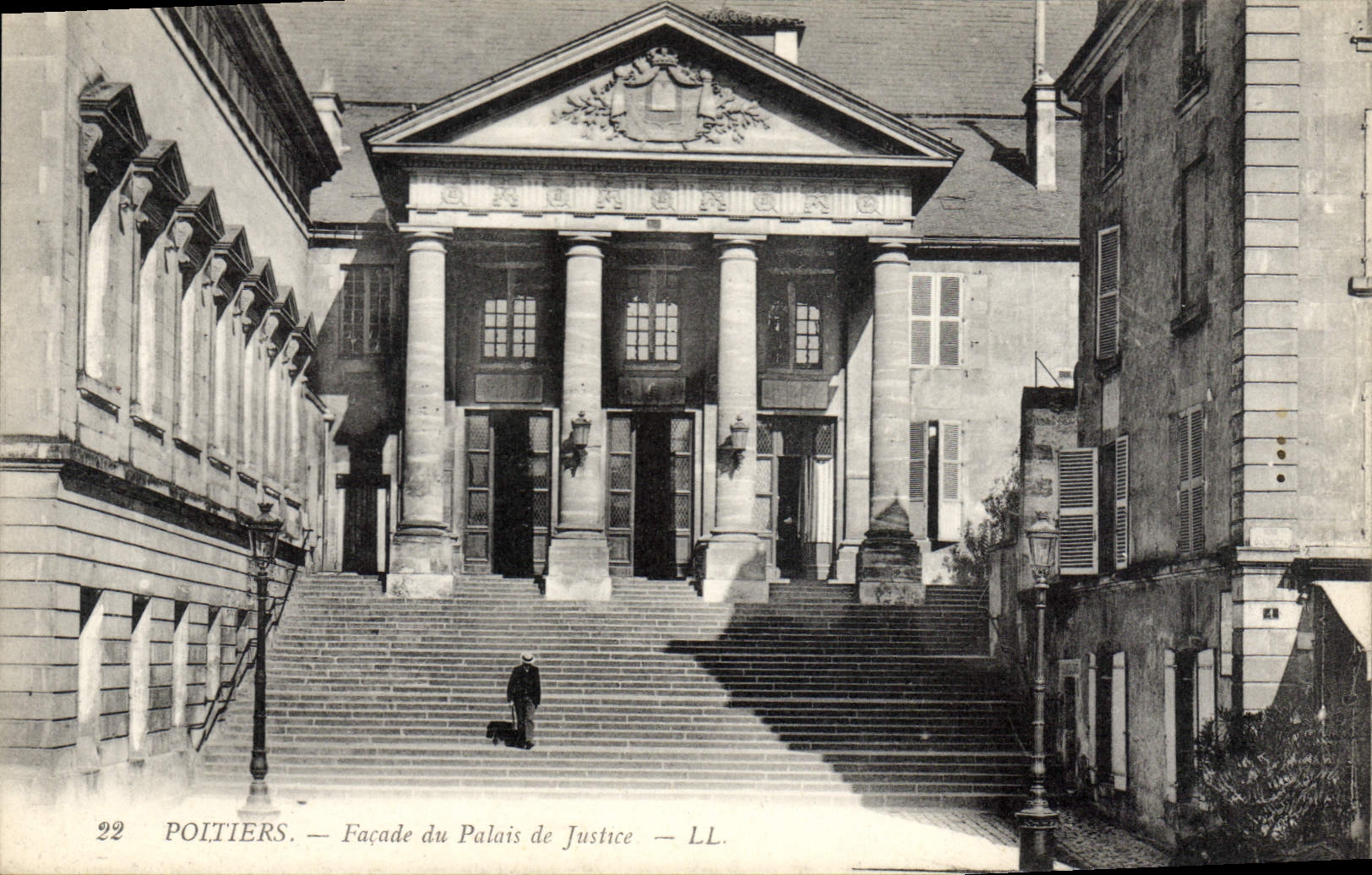 CPA Poitiers Façade du Palais de Justice