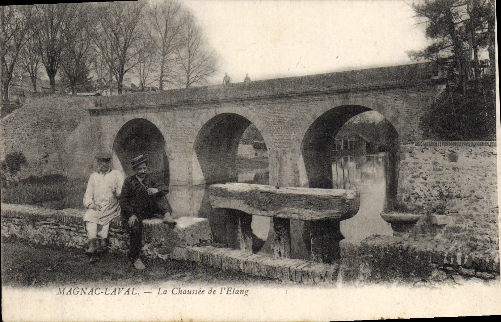 CPA Magnac Laval La Chaussee de l'Etang