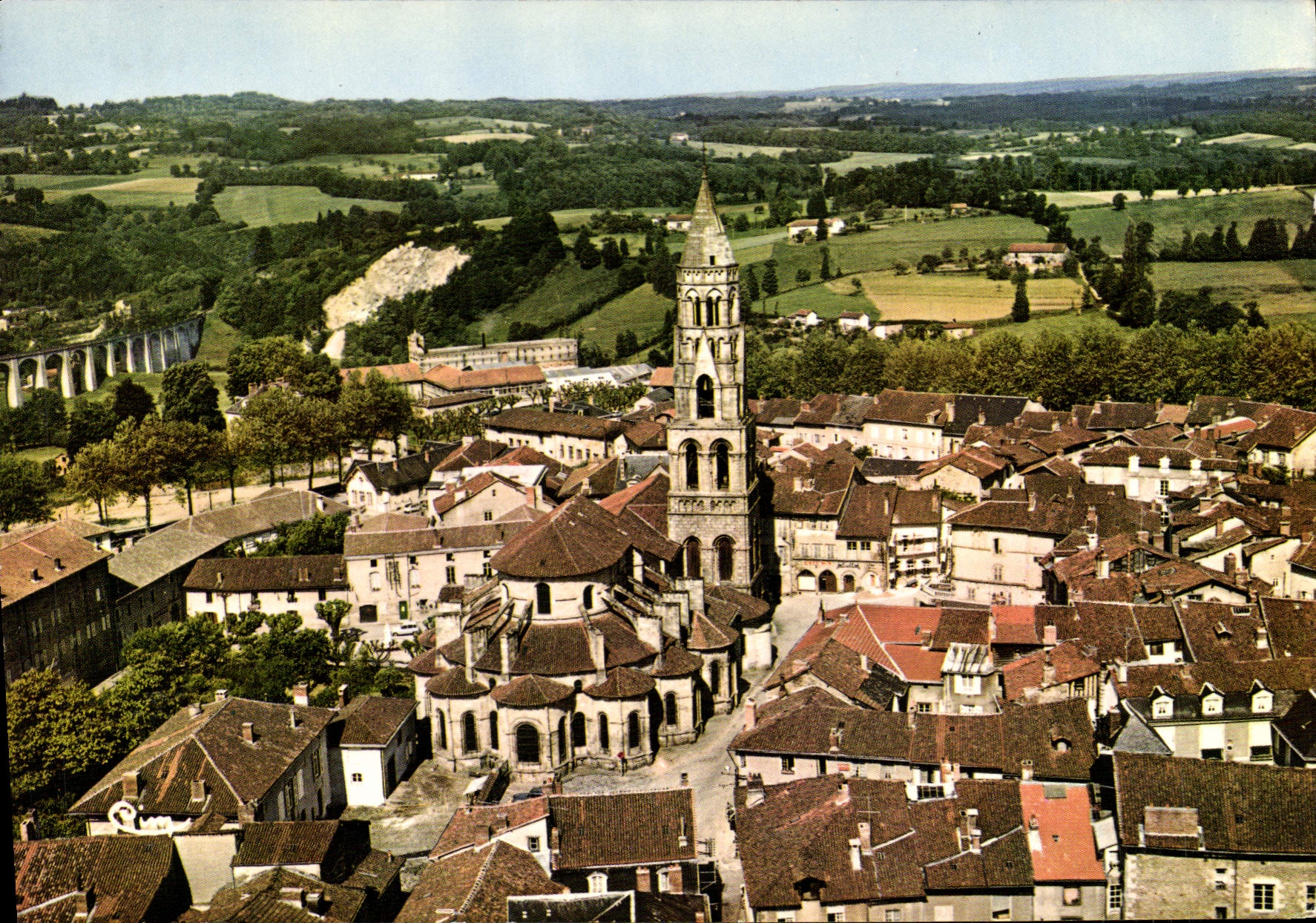 CPSM St Leonard de Noblat (Haute Vienne) Vue generale aerienne