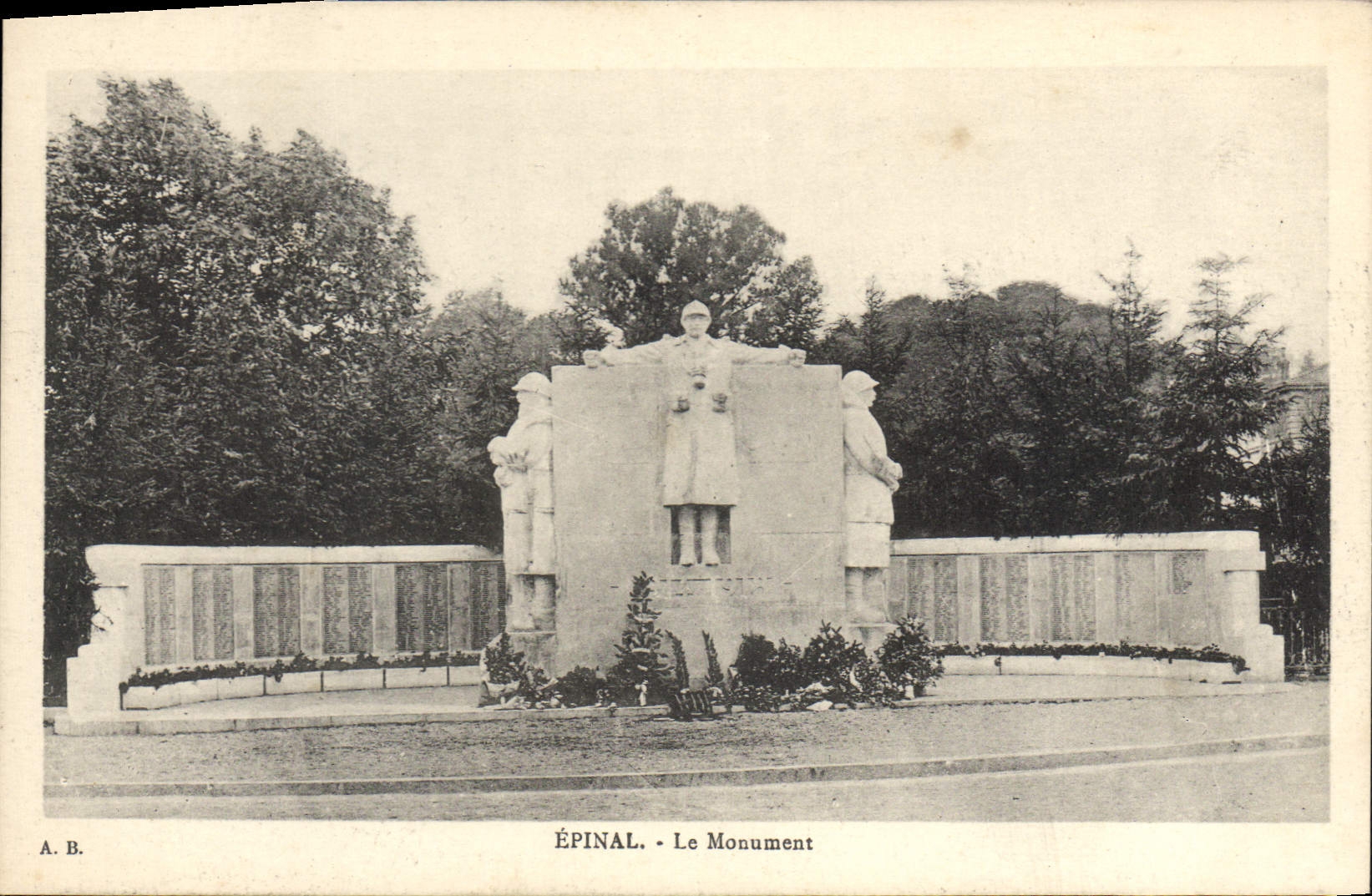 CPA Epinal Le Monument 