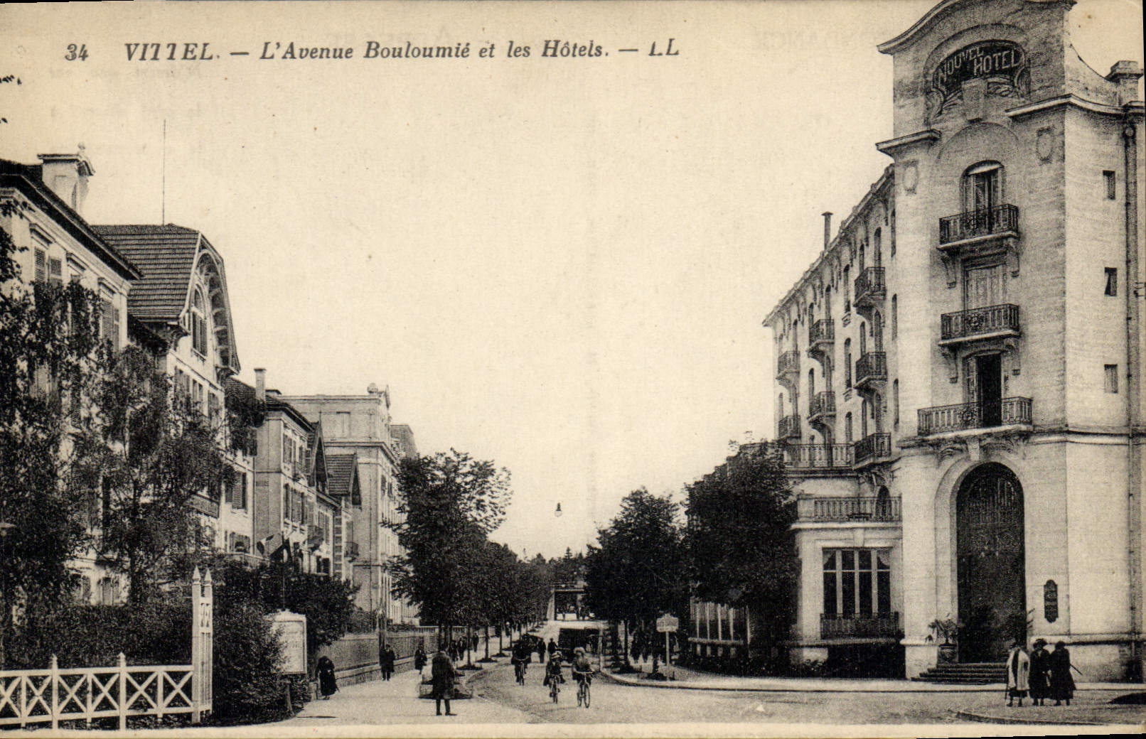 CPA Vittel L'Avenue Bouloumte et les Hotels