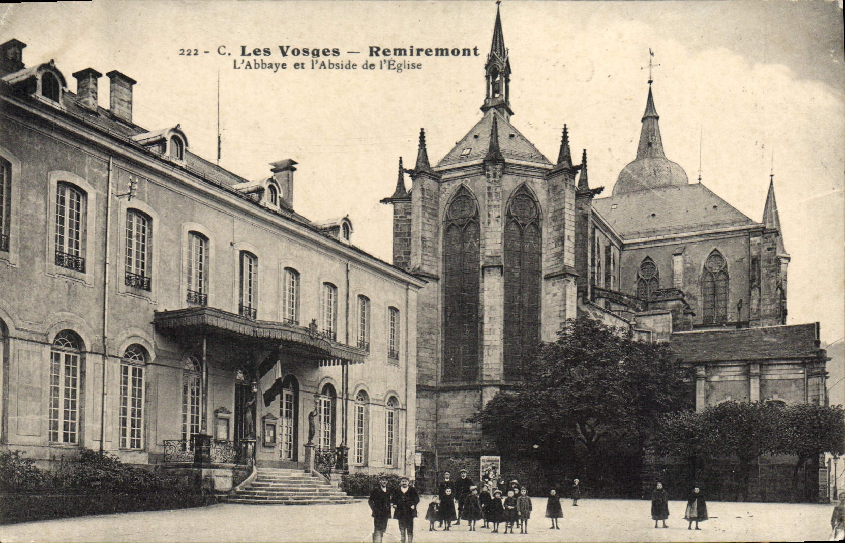 CPA Les Vosges Remiremont LAbbaye et l'abside de l'Eglise 