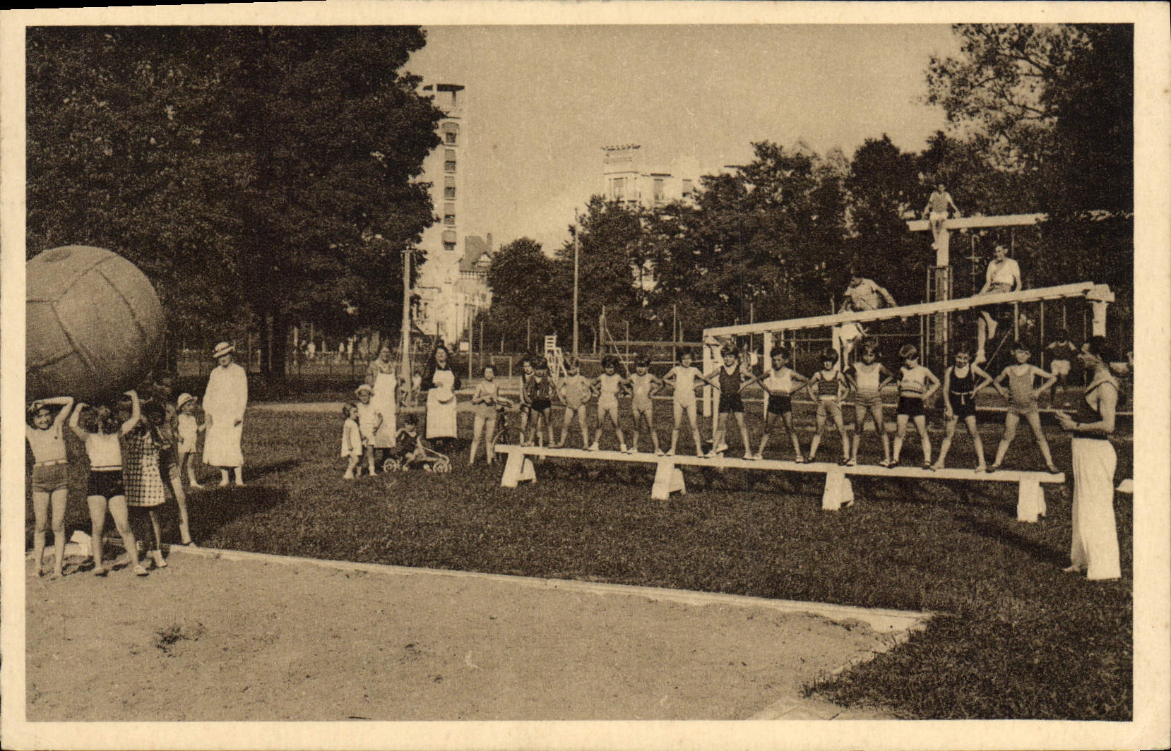 CPA Vittel Le Parc Des Enfants