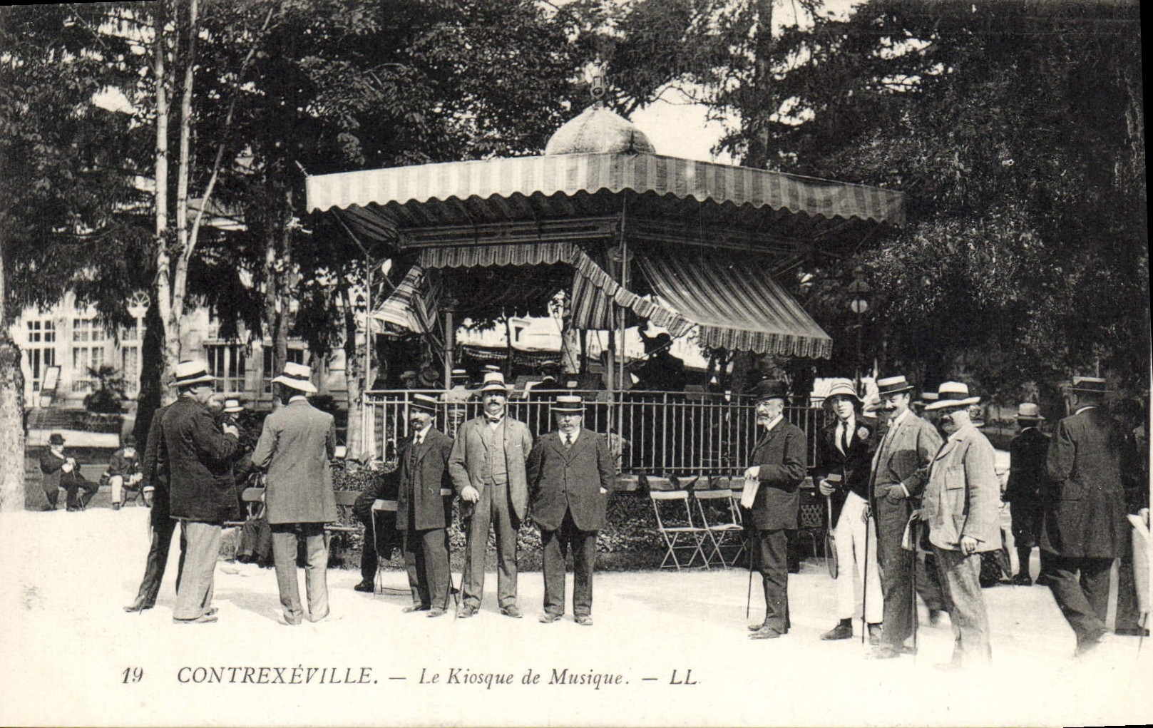 CPA Contrexeville Le Kiosque de Musique