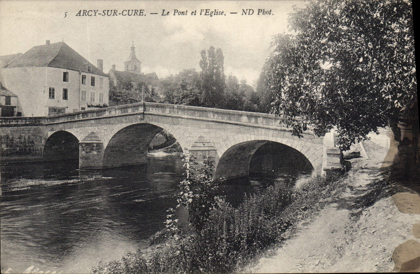 CPA Arcy sur Cure Le Pont et l'Eglise