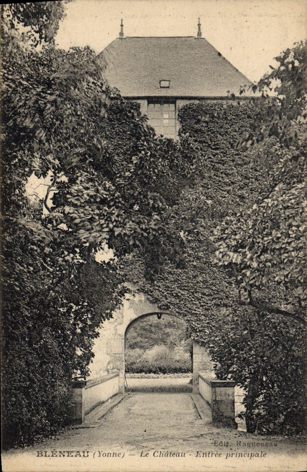 CPA Bleneau Yonne Le Chateau Entree principale 