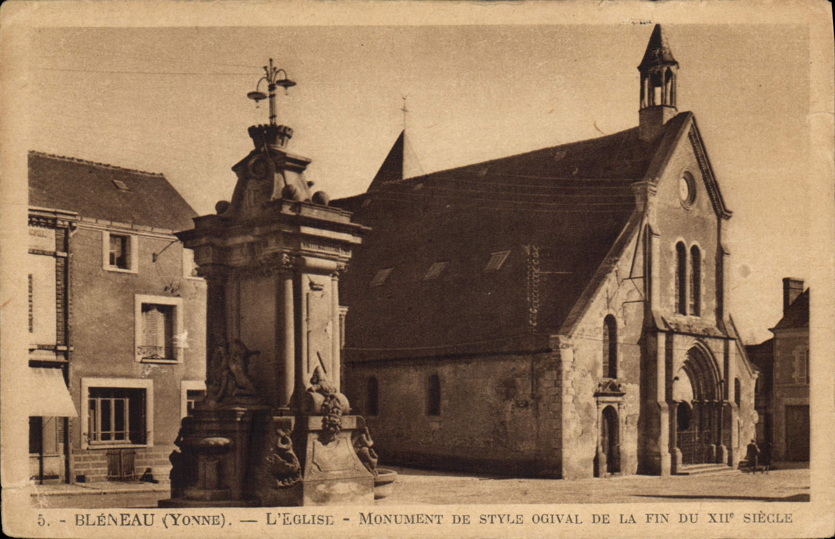 CPA Bleneau Yonne L'Eglise Monument de style ogival de la fin du XII siecle
