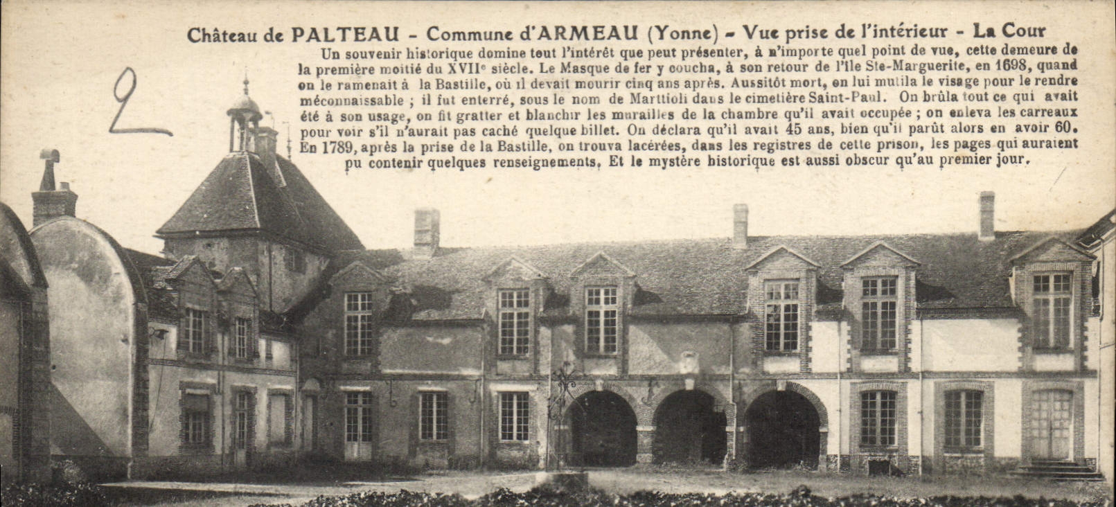 CPA Chateau de Palteau Commune d'Armeau Yonne Vue prise de I'Interrieur La Cour 