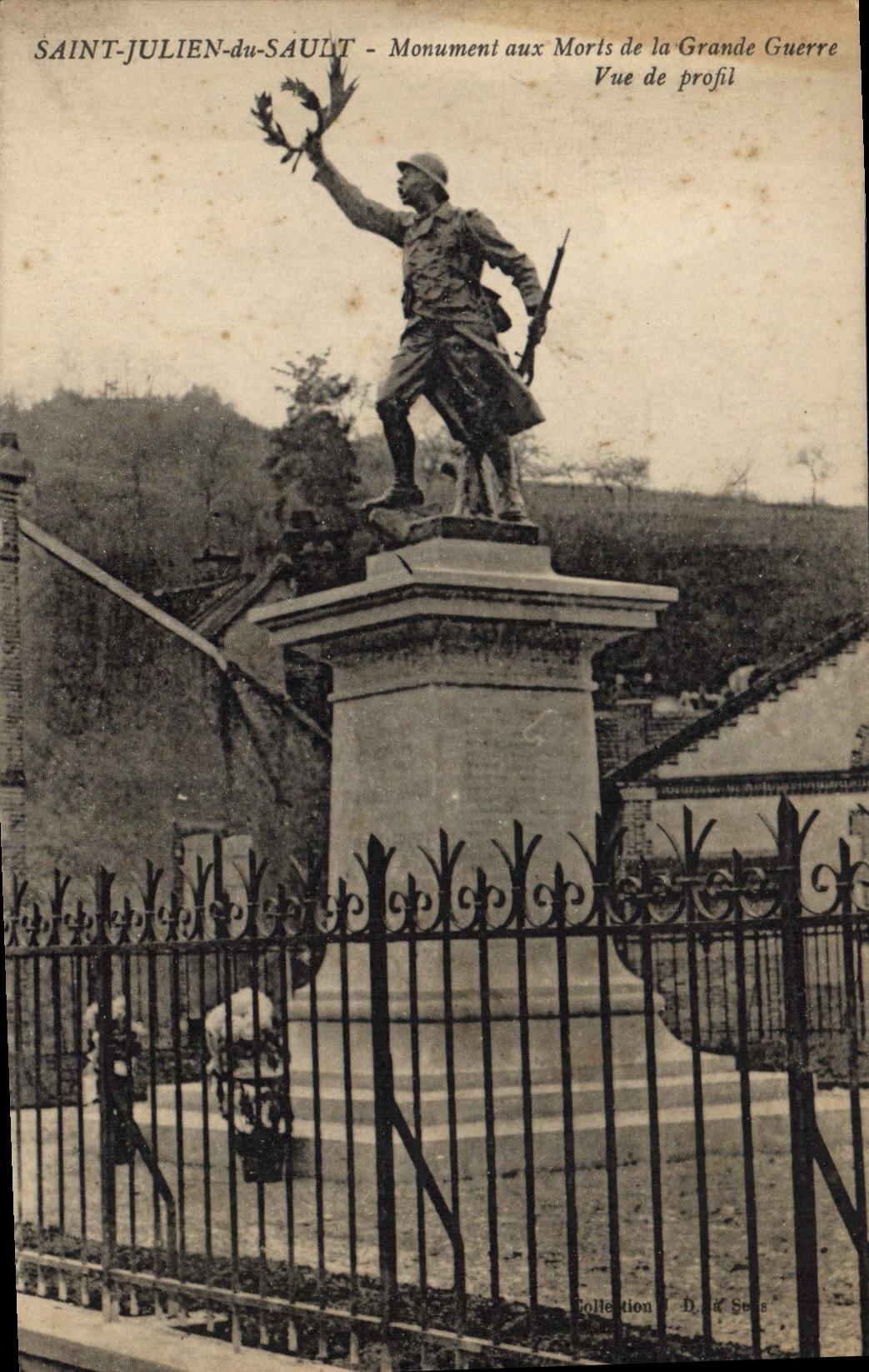 CPA St Julien du Sault Monument aux de la Grande Guerre Vue de profil 