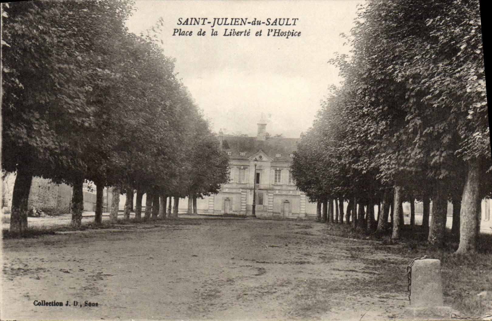 CPA Saint Julien du Sault Place de la Liberte et I'Hospice