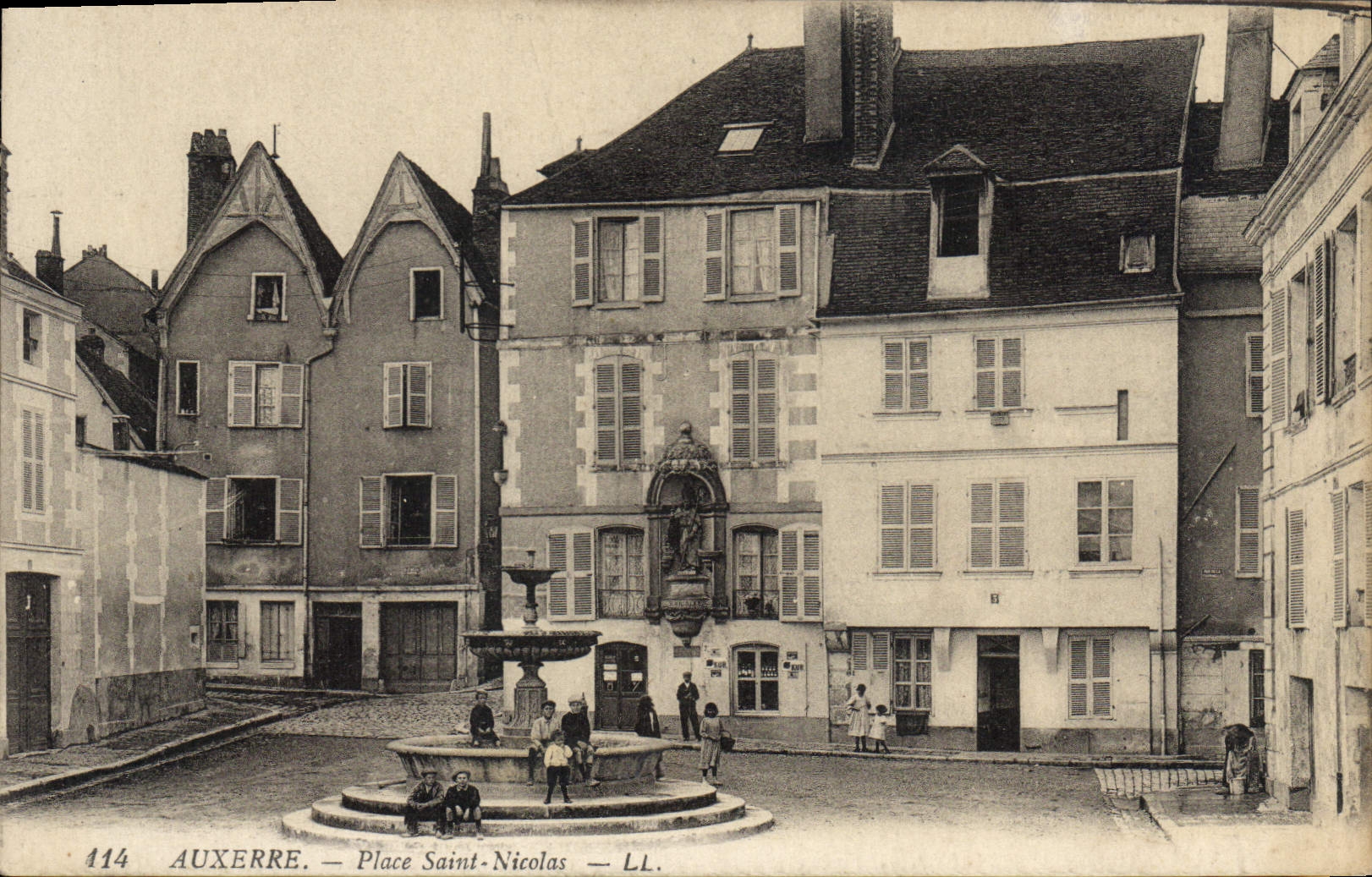 CPA Auxerre Place Saint Nicolas 