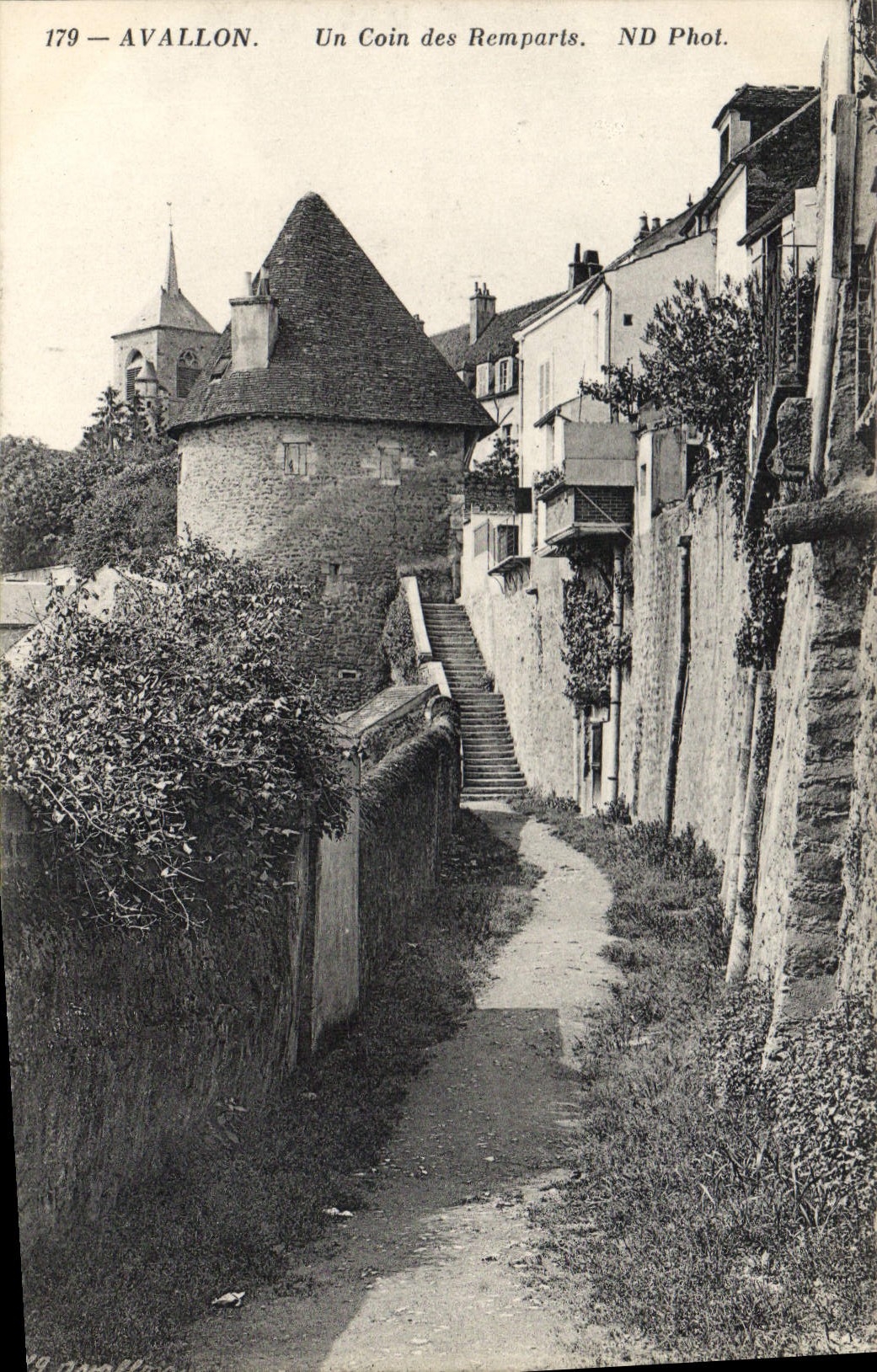CPA Avallon Un Coin des Remparts 