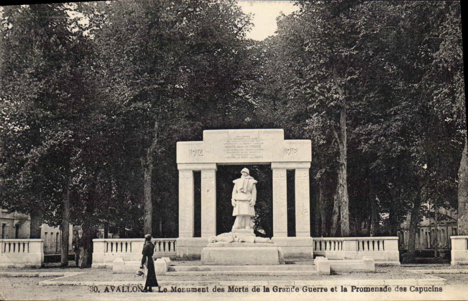 CPA Avallon Le Monument des Morts de la Grande Gurre et la Promenade des Capucins